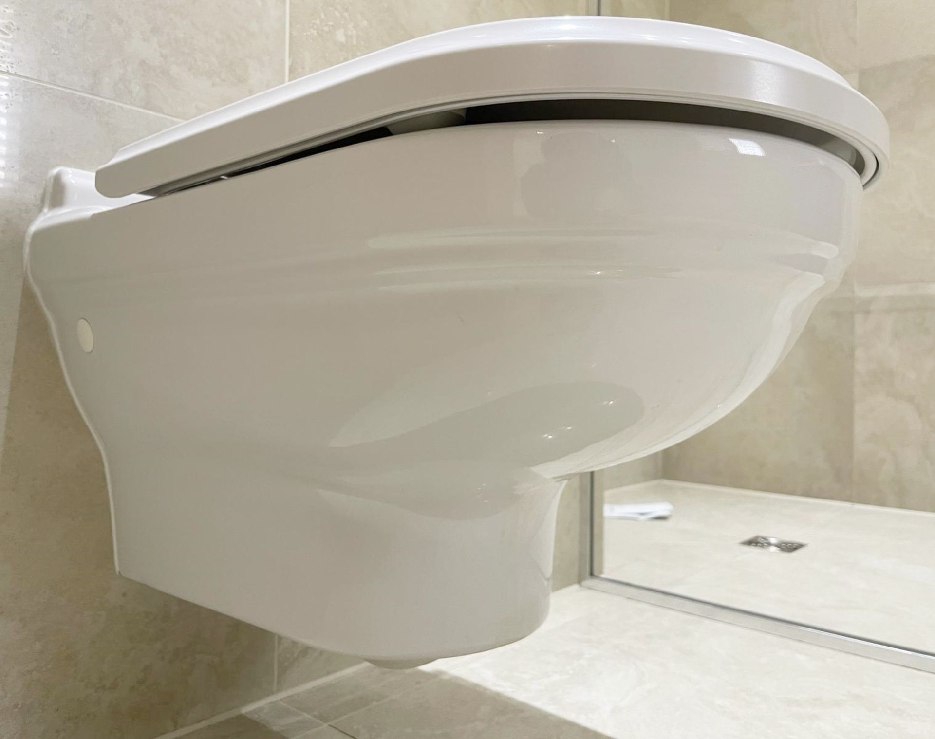 1 x VILLEROY & BOCH Wall Hung Toilet with Geberit Flush Plate - Ref: PAN249 - CL896 - NO VAT ON - Image 4 of 10
