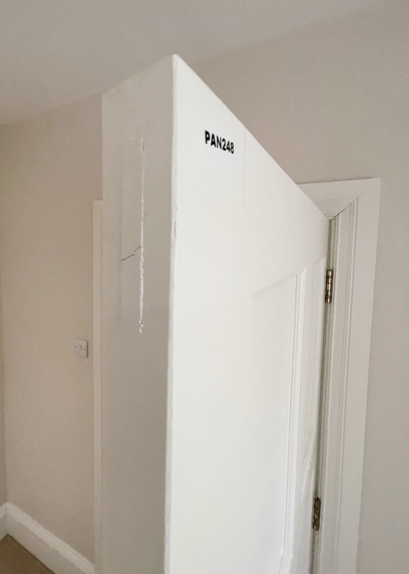 1 x Solid Wood Lockable Painted  Internal Door in White - Includes Handles and Hinges - Ref: - Image 2 of 14