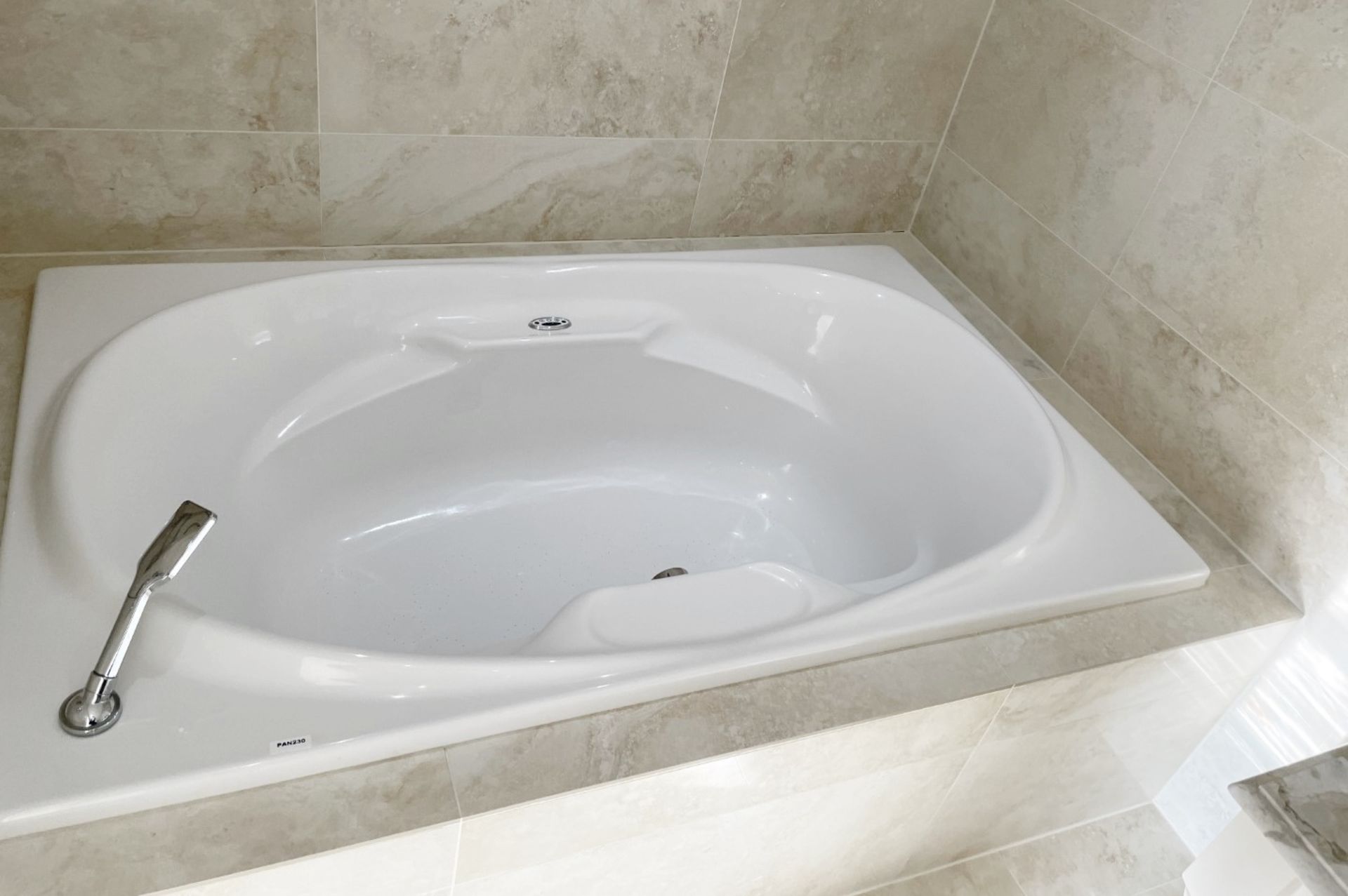 1 x AIRBATH Large Jacuzzi Spa Bath, with Axor Thermostat  - Ref: PAN230 Bed1/bth - CL896 - NO VAT - Image 4 of 12