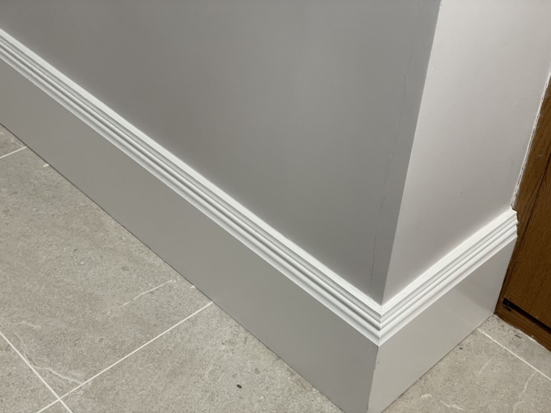 Approximately 10-Metres of Painted Timber Wooden Skirting Boards, In White - Ref: PAN210 - CL896 - - Image 7 of 9