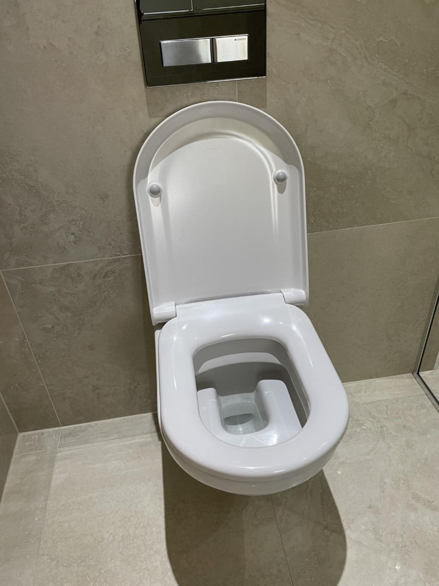 1 x VILLEROY & BOCH Wall Hung Toilet with Geberit Flush Plate - Ref: PAN249 - CL896 - NO VAT ON - Image 9 of 10