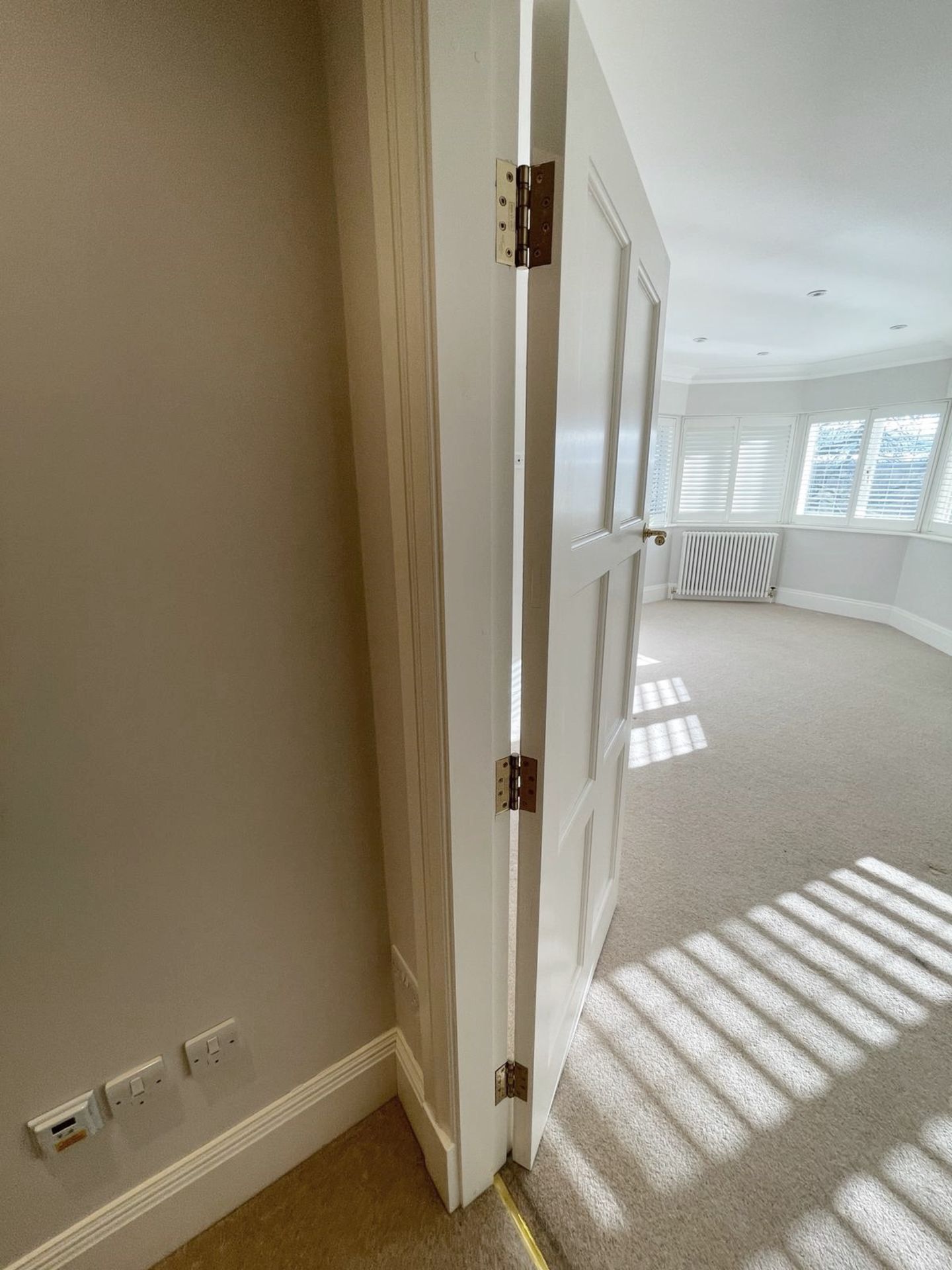 1 x Solid Wood Lockable Painted  Internal Door in White - Includes Handles and Hinges - Image 3 of 10