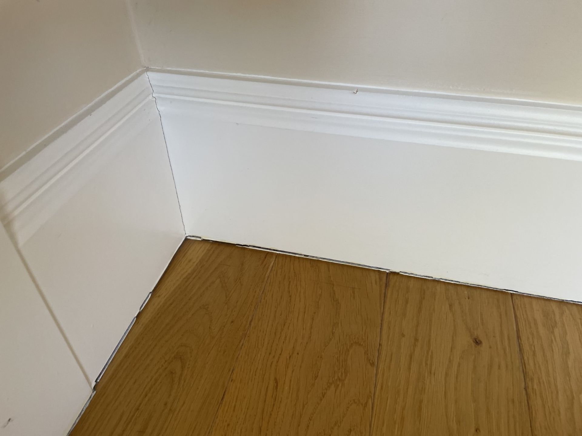 Approximately 8-Metres of Painted Timber Wooden Skirting Boards, In White - Ref: PAN213 - CL896 - NO - Image 3 of 4