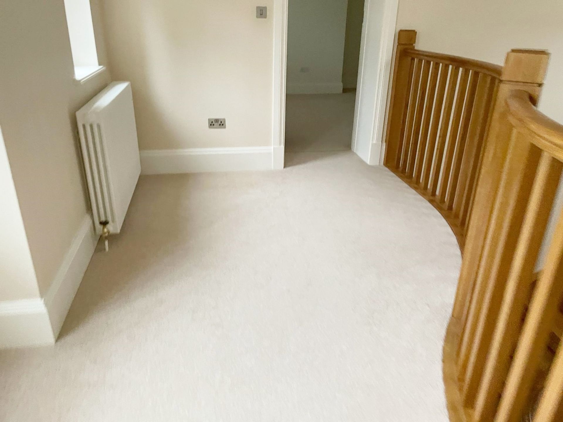 1 x Luxury Wool Landing Carpet in a Neutral Tone with Premium Underlay - Ref: UPSTRS/3 - CL896 - - Image 2 of 11