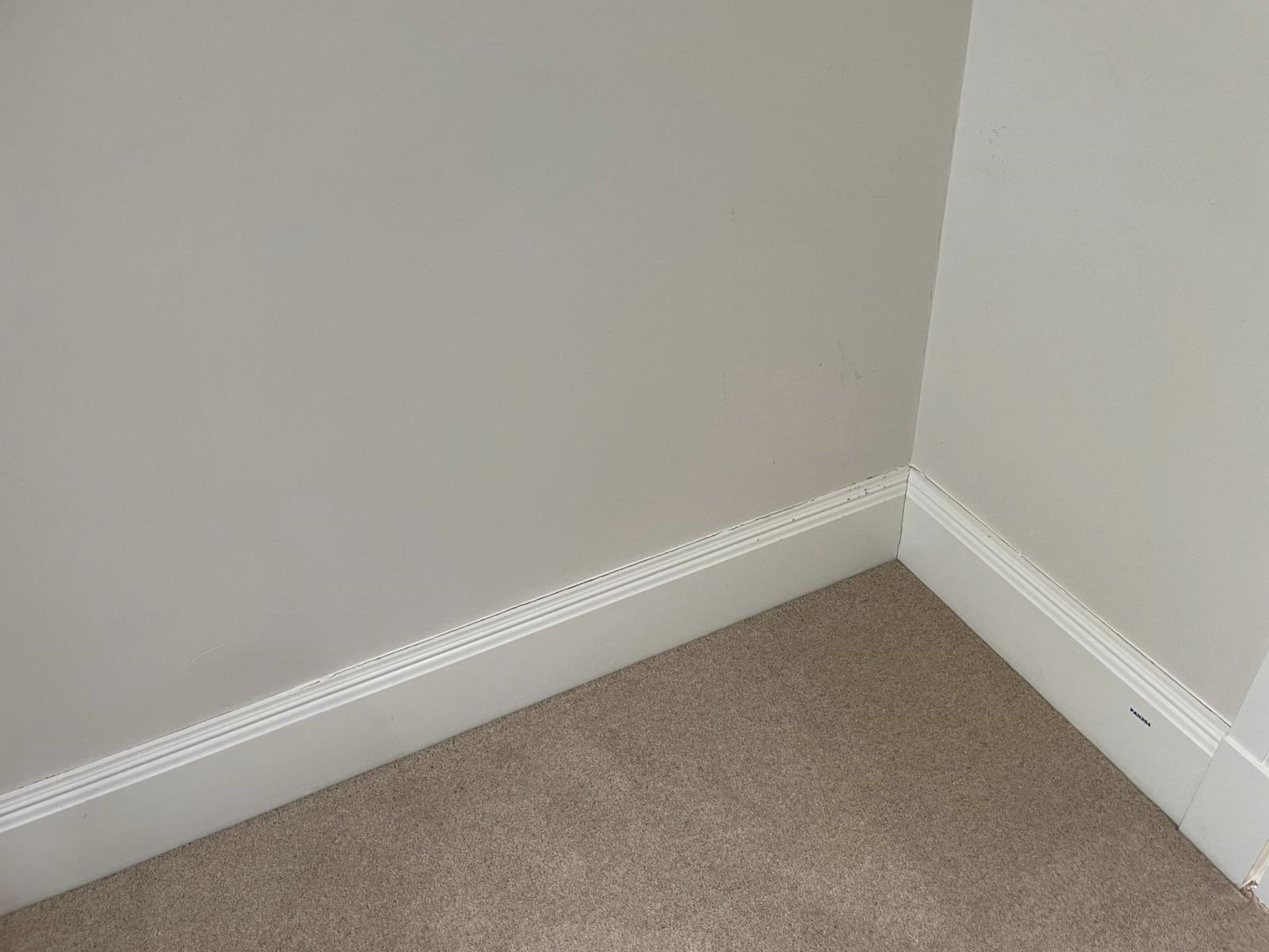 Approximately 12.5-Metres of Painted Timber Wooden Skirting Boards, In White - Ref: PAN254 - CL896 - - Image 2 of 5