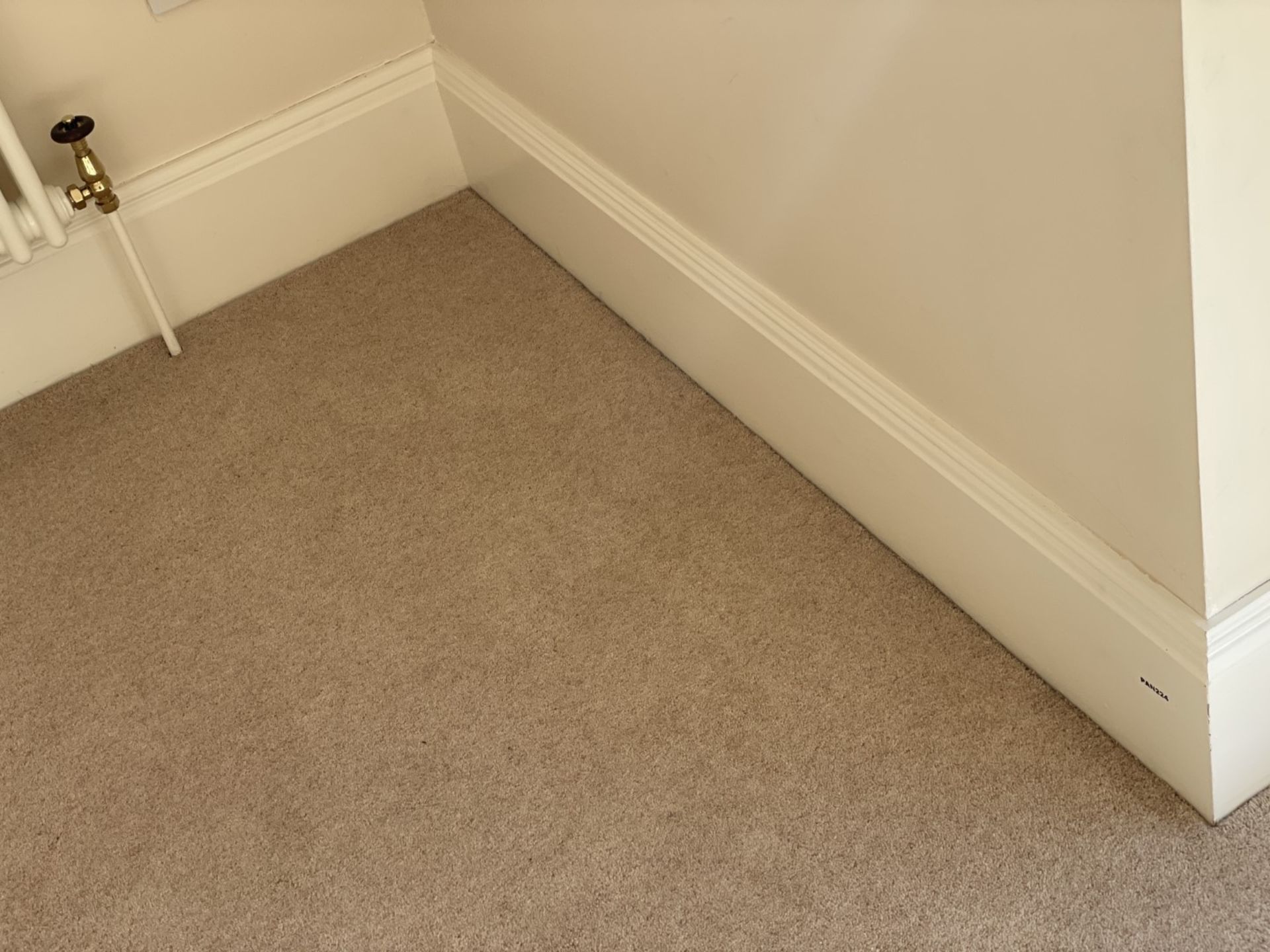 1 x Approximately 22-Metres of Painted Timber Wooden Skirting Boards, In White - Ref: PAN224 - CL896 - Image 3 of 10