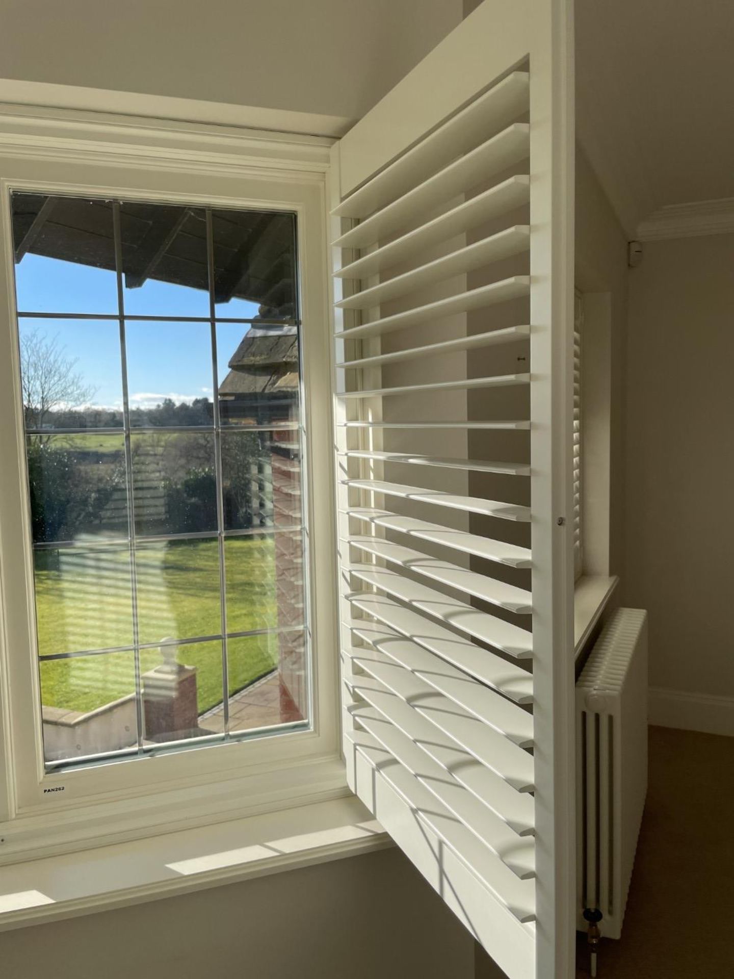 1 x Hardwood Timber Double Glazed Leaded 2-Pane Window Frame fitted with Shutter Blinds - Ref: - Image 6 of 12