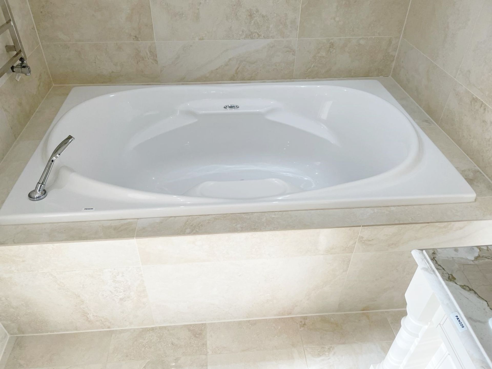 1 x AIRBATH Large Jacuzzi Spa Bath, with Axor Thermostat  - Ref: PAN230 Bed1/bth - CL896 - NO VAT - Image 3 of 12