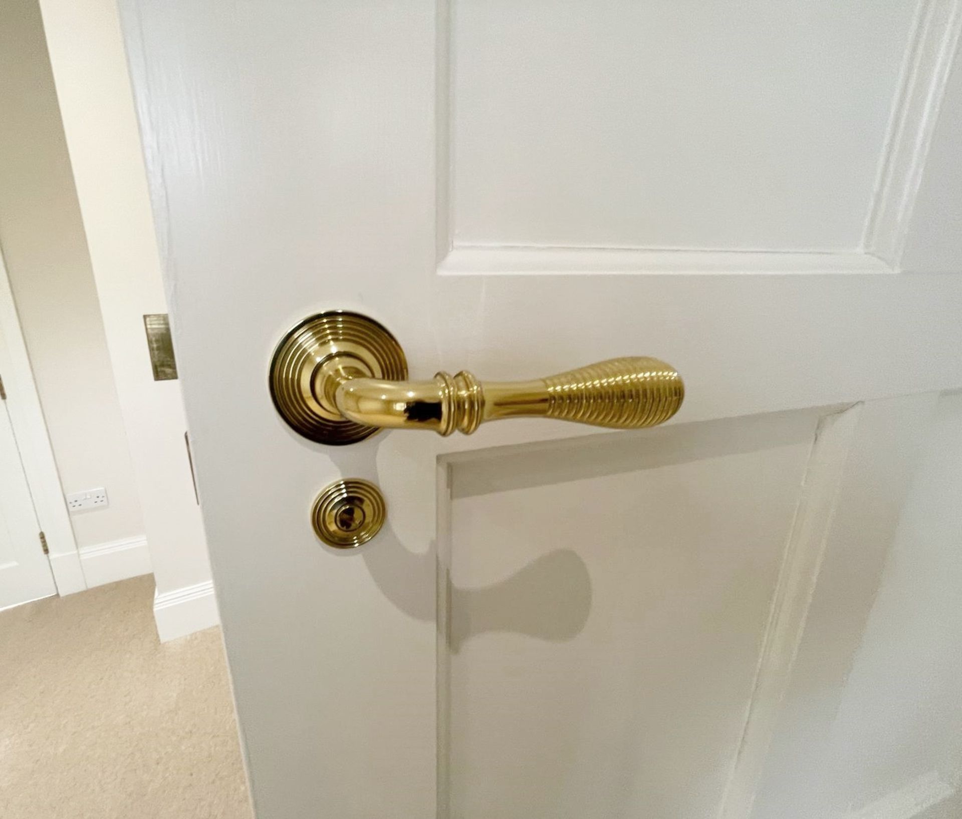 1 x Solid Wood Lockable Painted  Internal Door in White - Includes Handles and Hinges - Ref: - Image 3 of 14