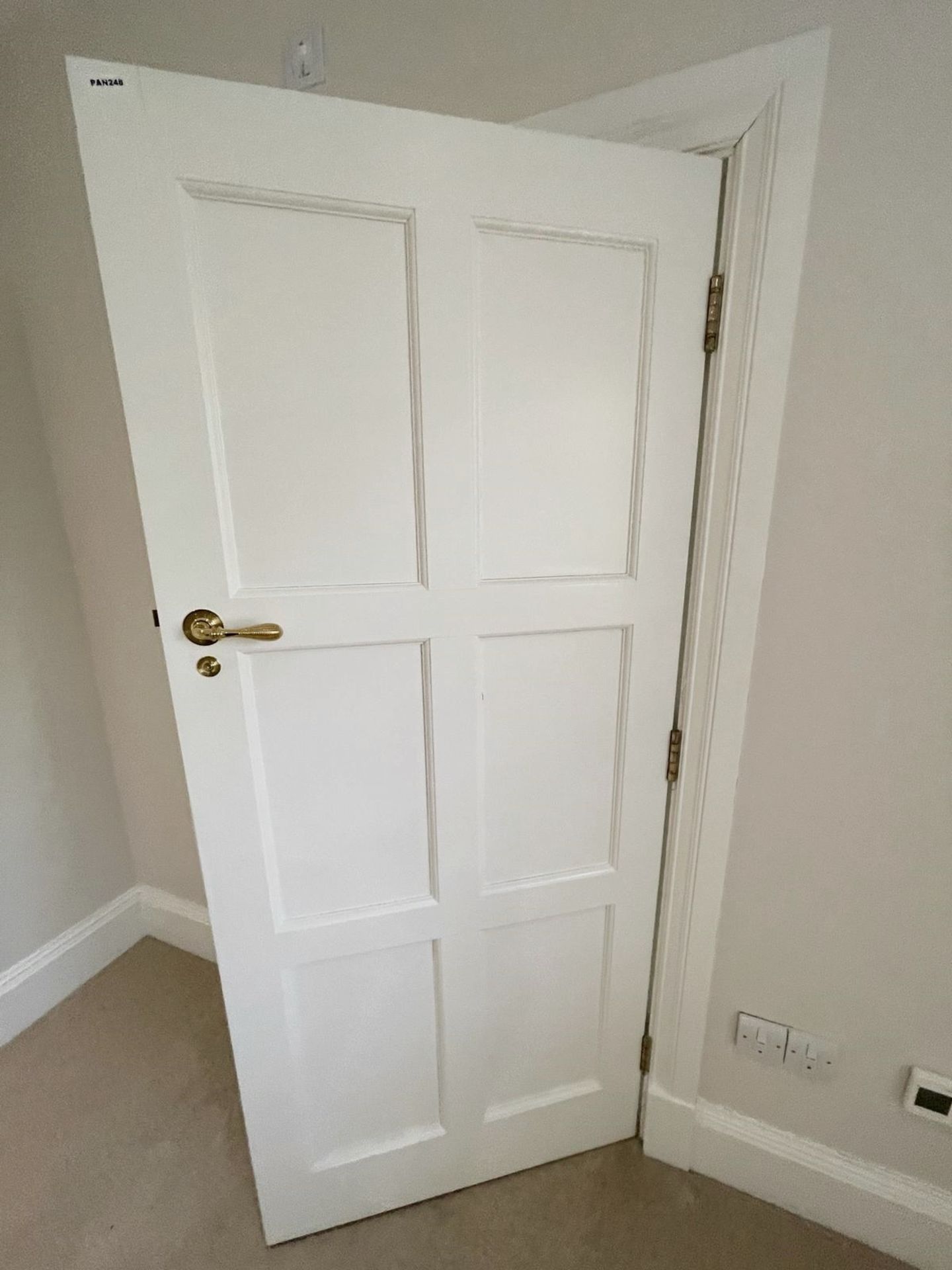 1 x Solid Wood Lockable Painted  Internal Door in White - Includes Handles and Hinges - Ref: