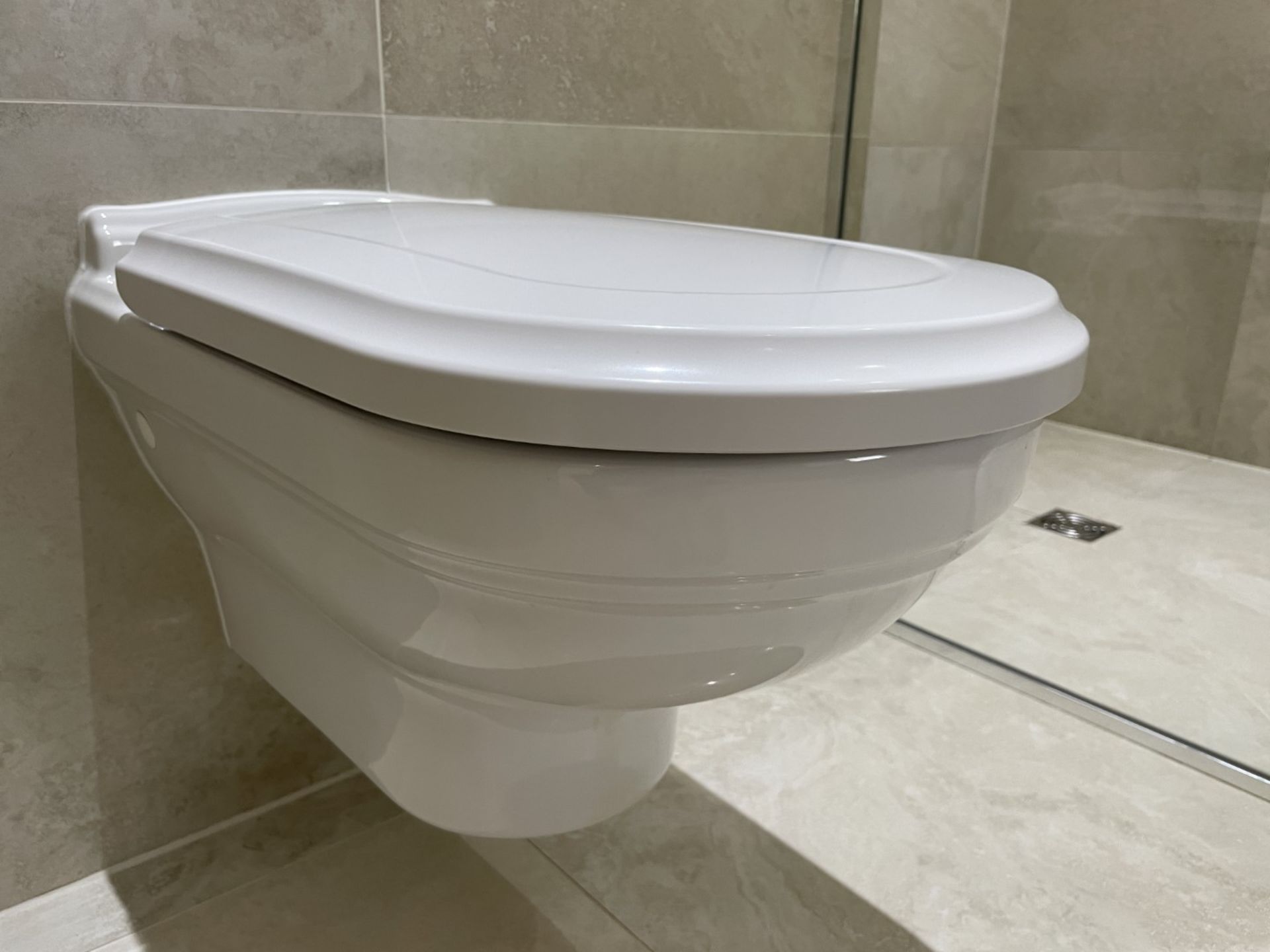 1 x VILLEROY & BOCH Wall Hung Toilet with Geberit Flush Plate - Ref: PAN249 - CL896 - NO VAT ON - Image 8 of 10