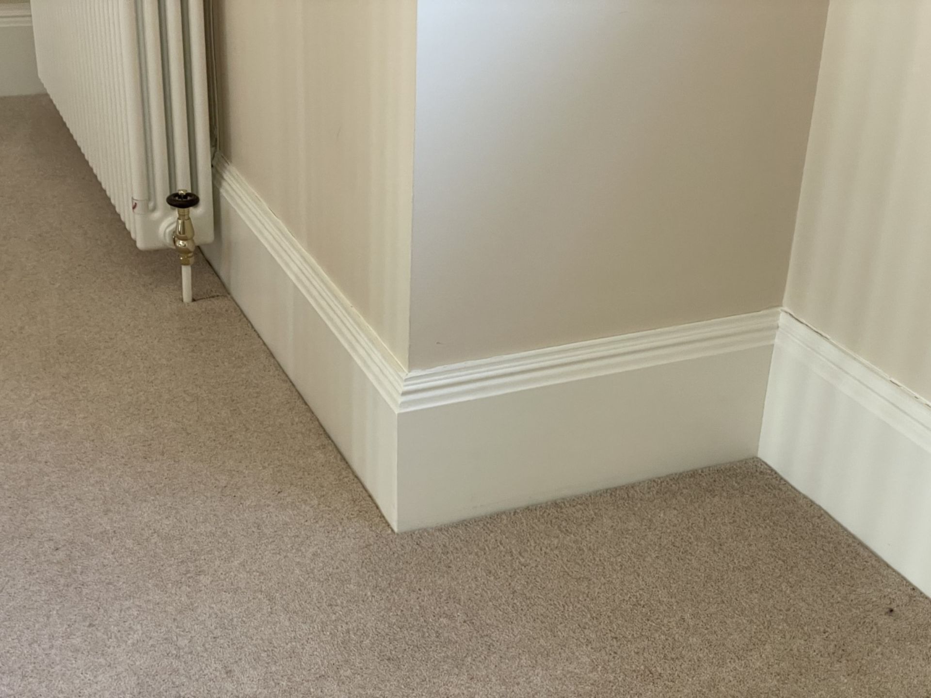 Approximately 20-Metres of Painted Timber Wooden Skirting Boards, In White - Ref: PAN219 - CL896 - - Image 5 of 8