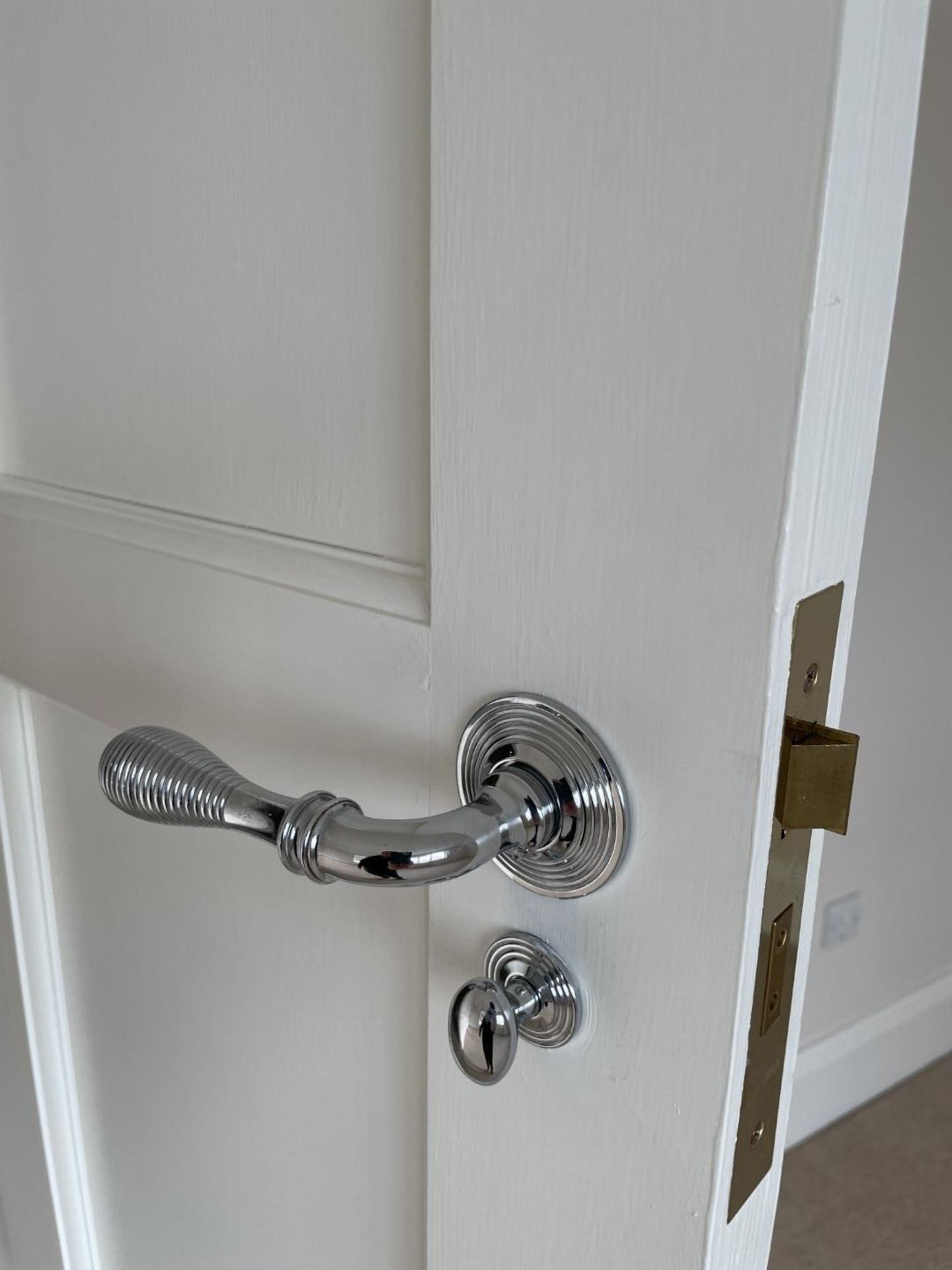 1 x Solid Wood Lockable Painted Internal Door in White - Image 8 of 11