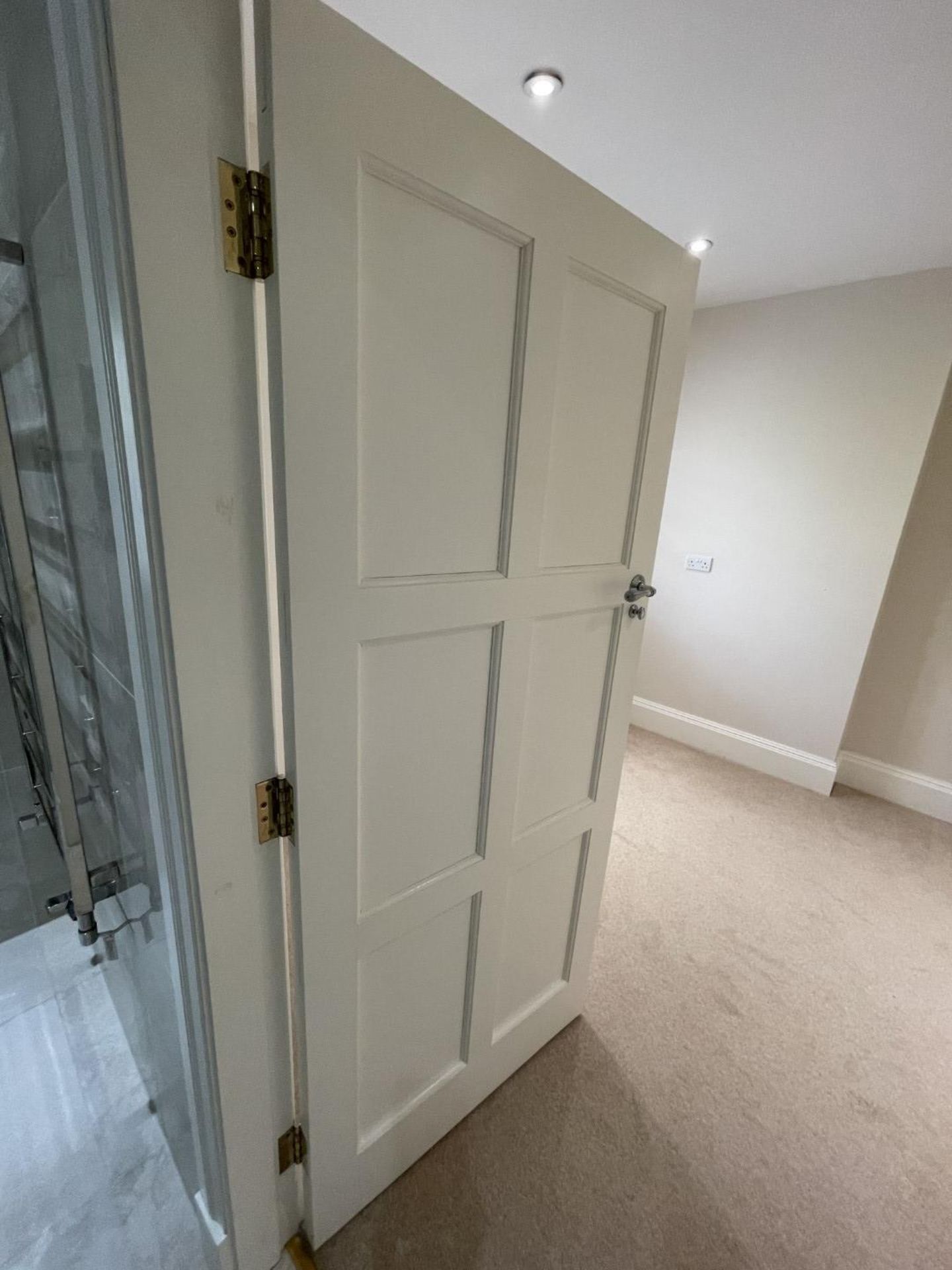 1 x Solid Wood Lockable Painted  Internal Door in White - Includes Handles and Hinges - Ref: - Image 12 of 14