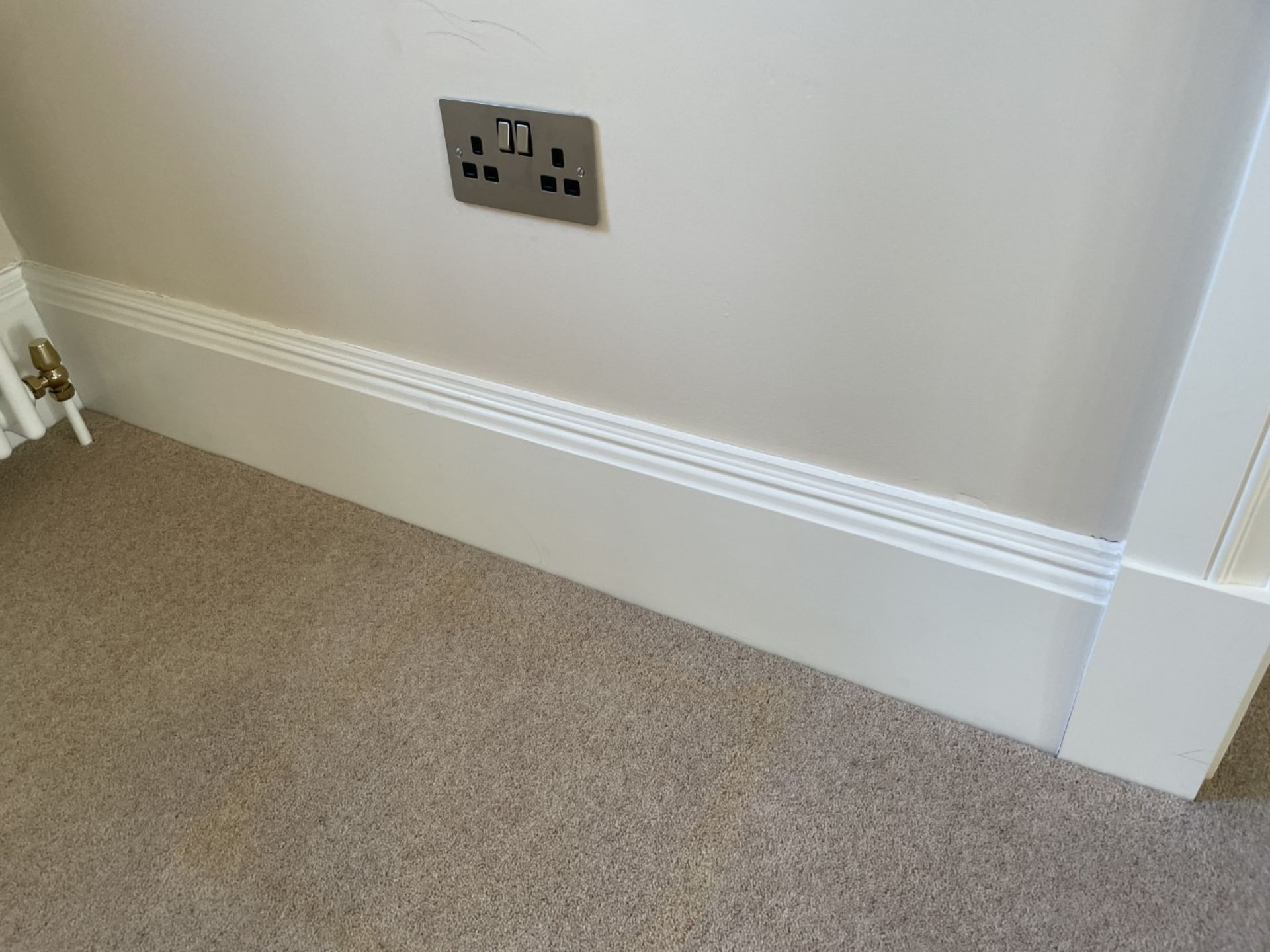 Approximately 20-Metres of Painted Timber Wooden Skirting Boards, In White - Ref: PAN219 - CL896 - - Image 2 of 8