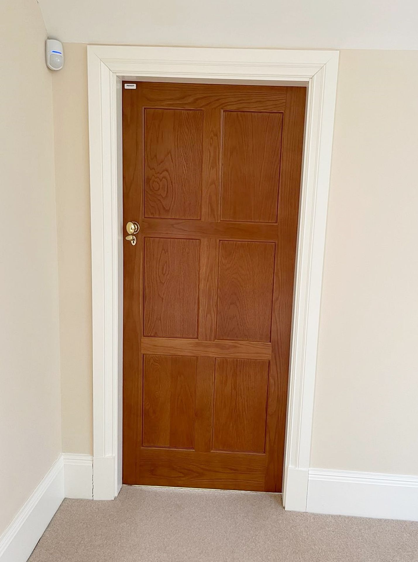 1 x Solid Wood Lockable Internal Door - Ref: PAN237 / BED2 R/H - CL896 - NO VAT ON THE HAMMER -