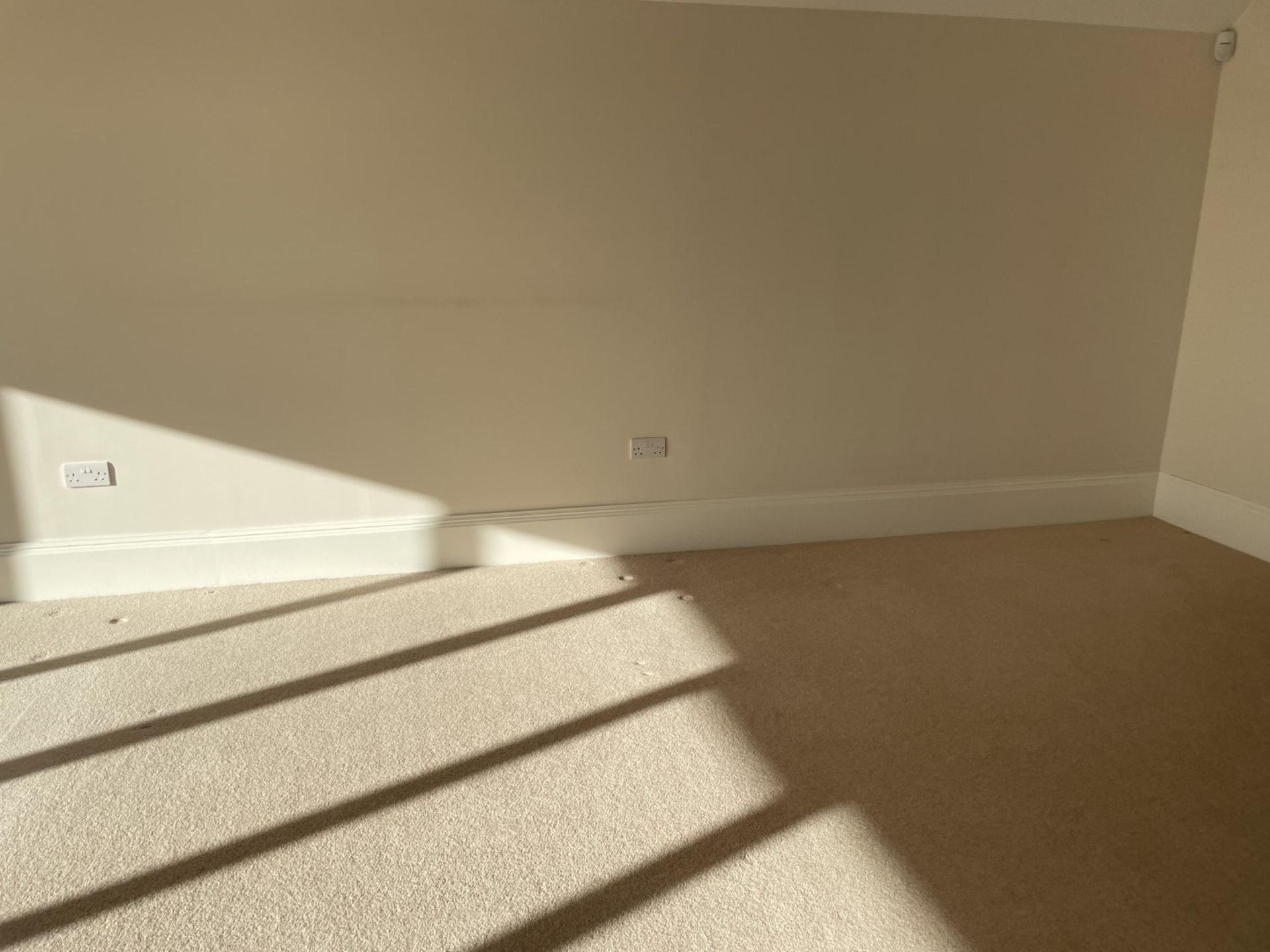 1 x Approximately 22-Metres of Painted Timber Wooden Skirting Boards, In White - Ref: PAN224 - CL896 - Image 8 of 10