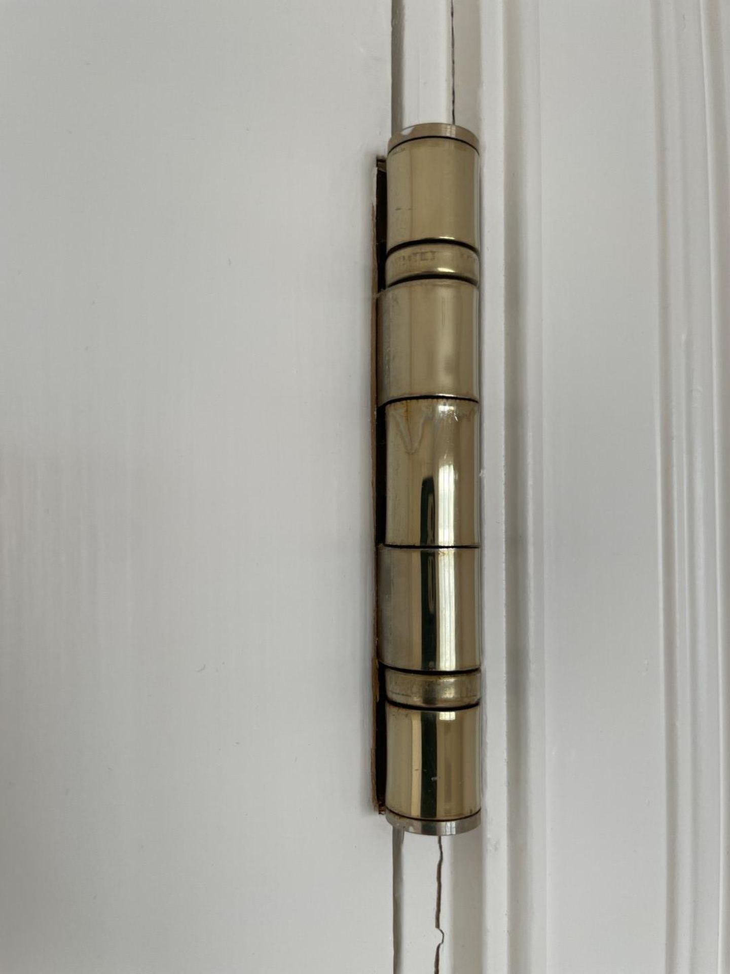 1 x Solid Wood Lockable Painted Internal Door in White - Image 9 of 11