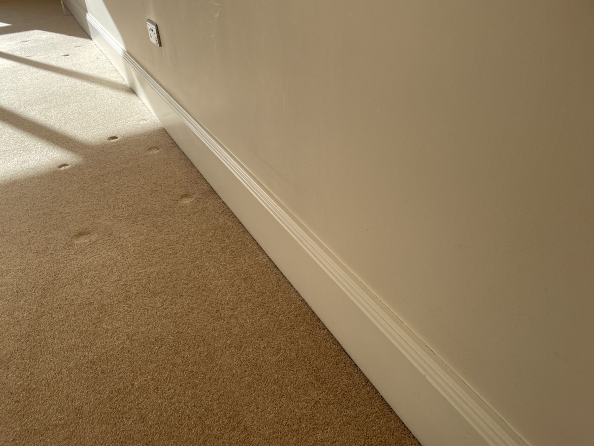 1 x Approximately 22-Metres of Painted Timber Wooden Skirting Boards, In White - Ref: PAN224 - CL896 - Image 10 of 10