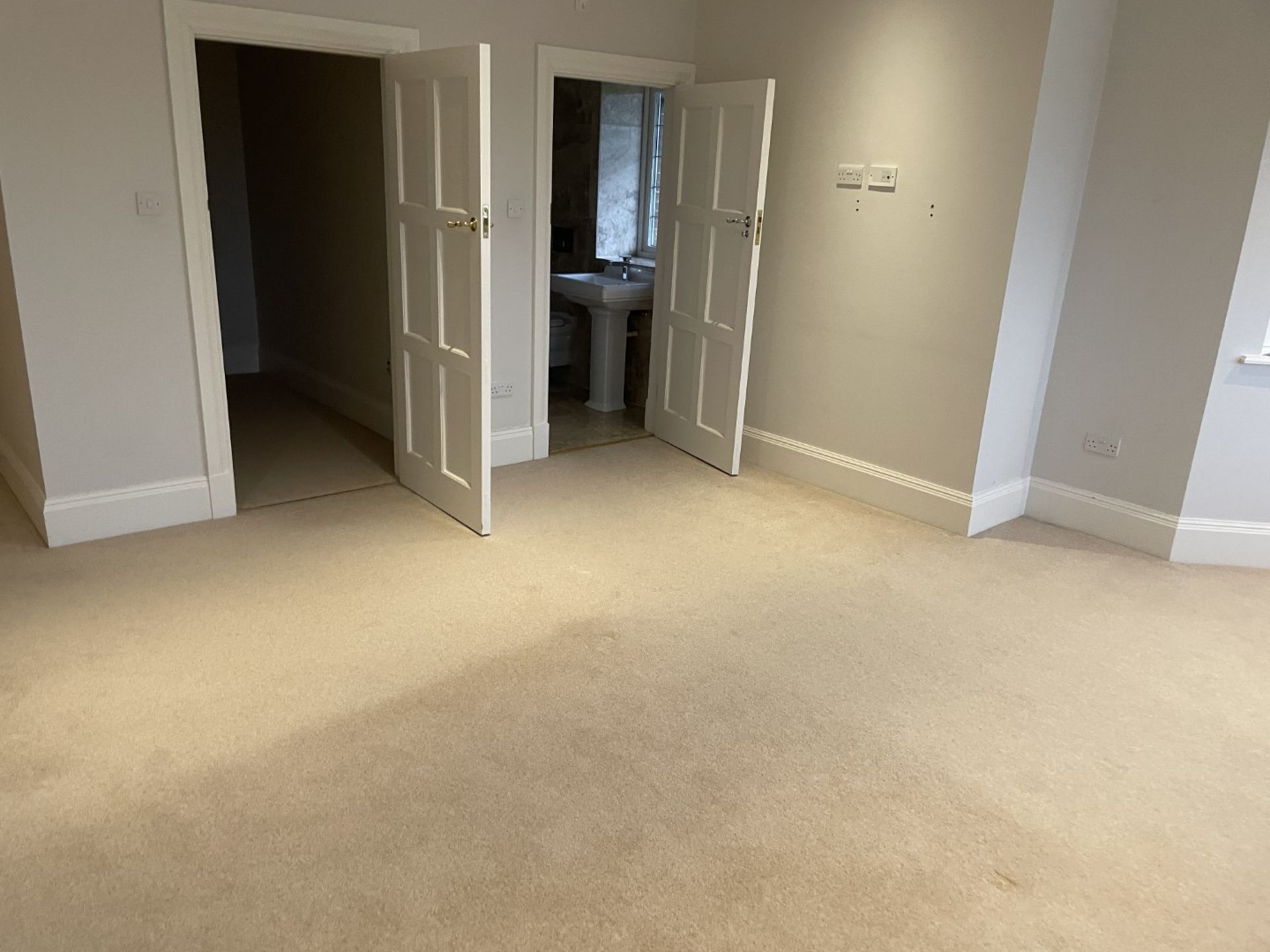 1 x Luxury Wool Back Bedroom Carpet in a Neutral Tone with Premium Underlay - Image 12 of 16