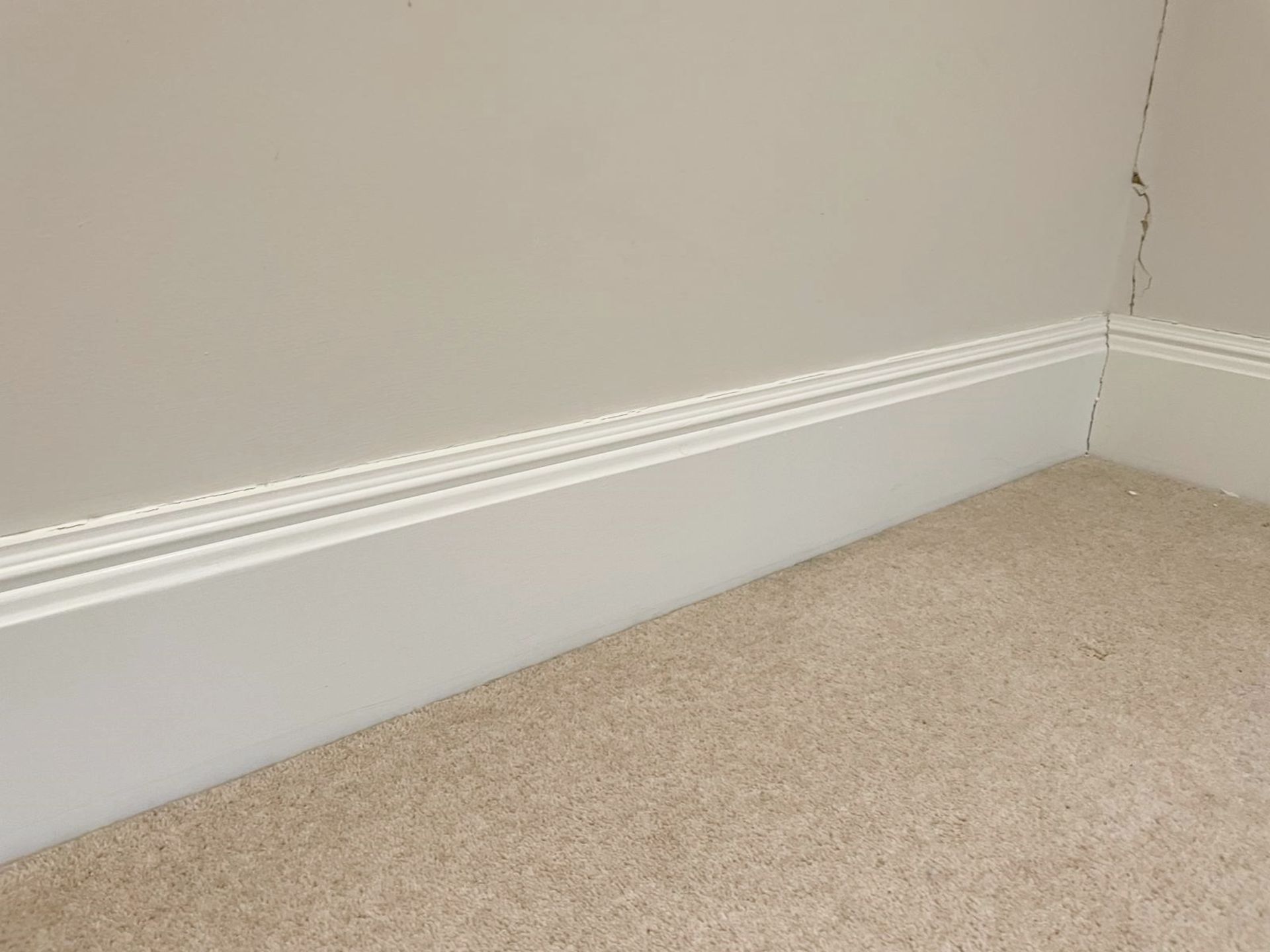Approximately 16-Metres of Painted Timber Wooden Skirting Boards, In White - Ref: PAN283 / Bed4 - - Image 2 of 6