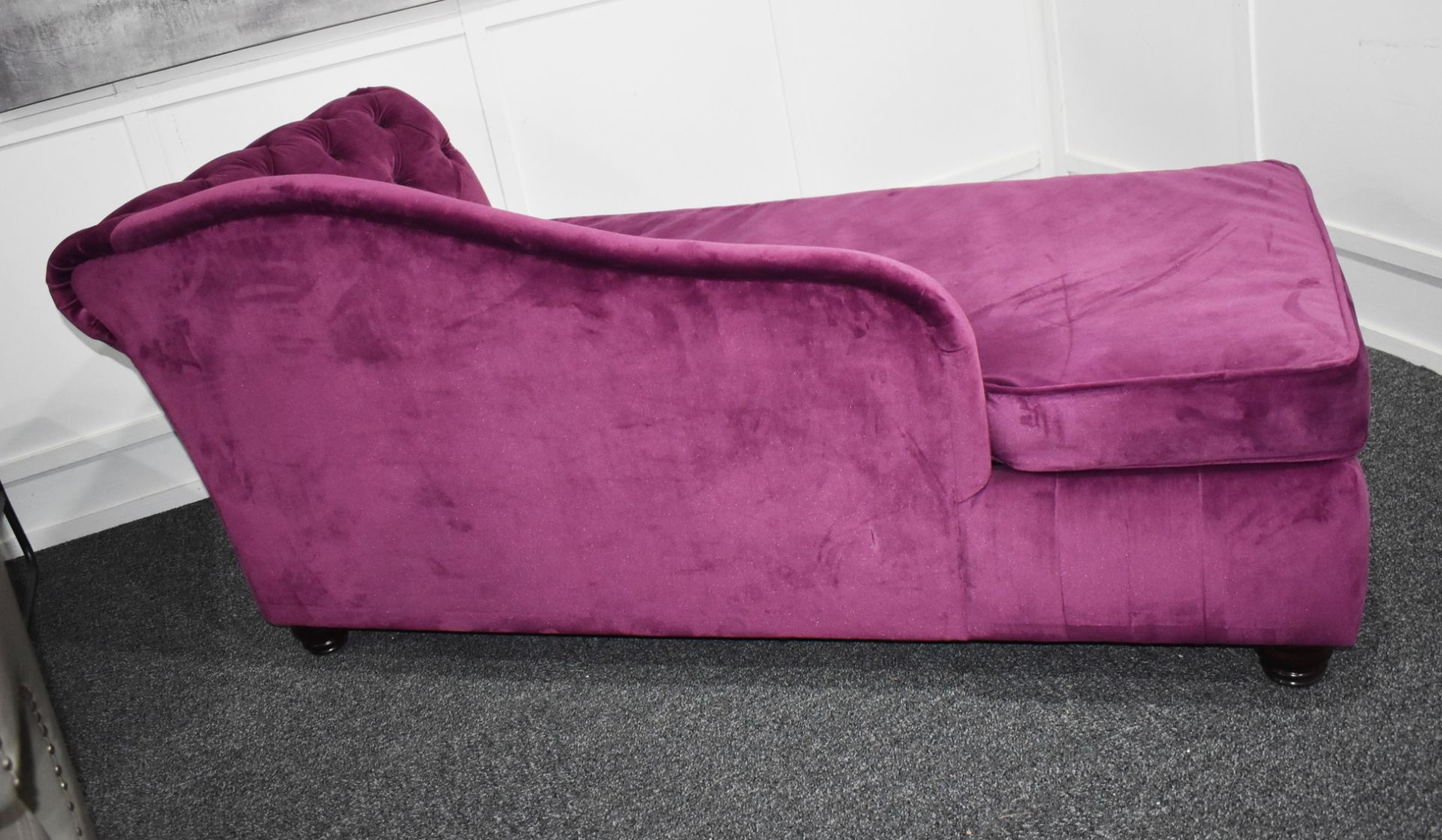 1 x Elegant Chesterfield-style Button-back Chaise Lounge, Richly Upholstered in a Mulberry - Image 6 of 10