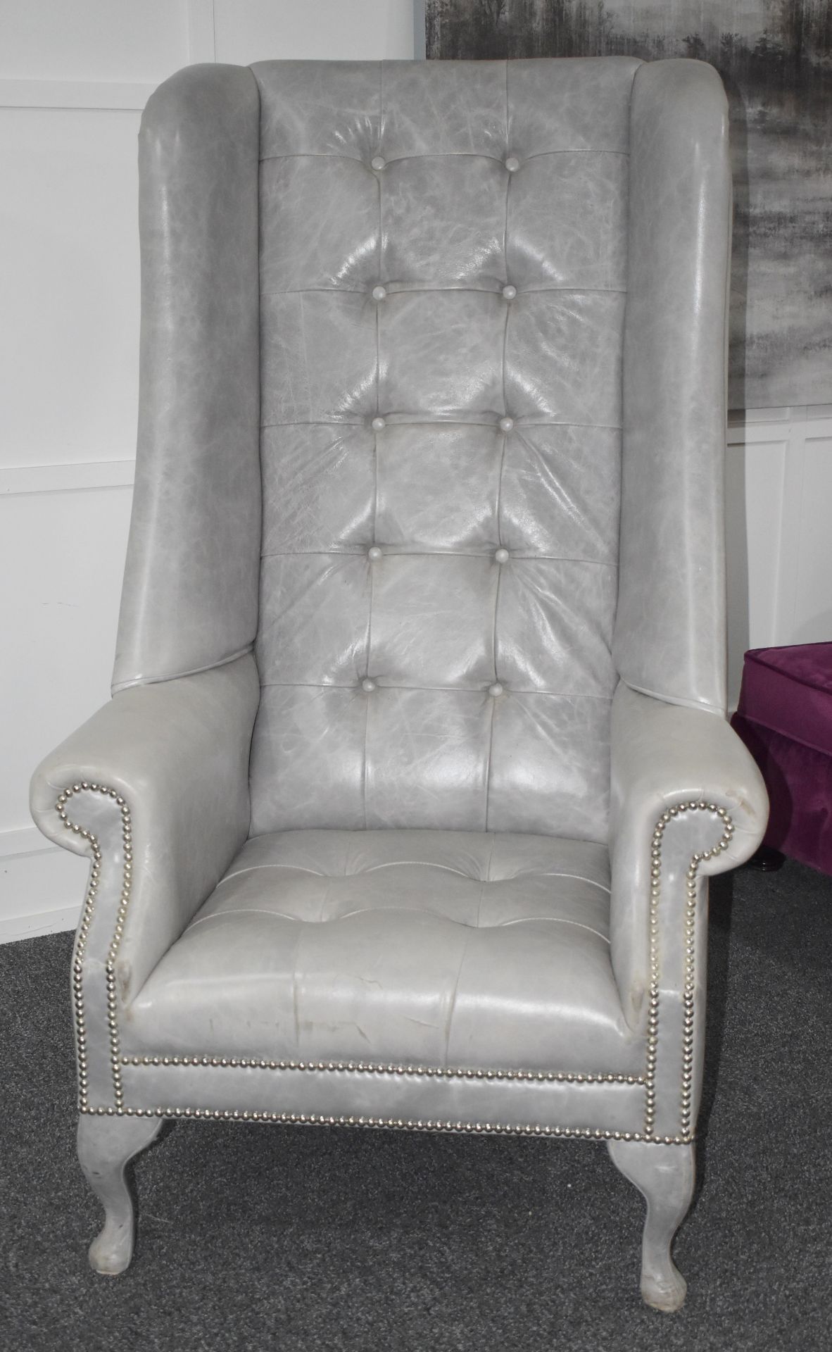 1 x Buttoned Leather Upholsteterd High-back Armchair in Light Grey - Luxury Furniture Showroom - Image 2 of 7