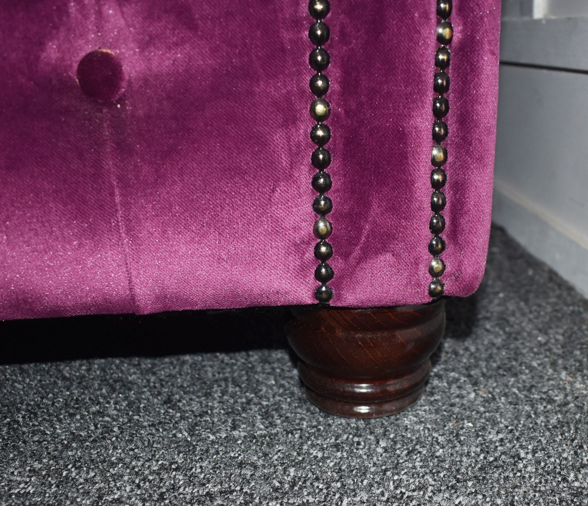 1 x Elegant Chesterfield-style Button-back Chaise Lounge, Richly Upholstered in a Mulberry - Image 5 of 10