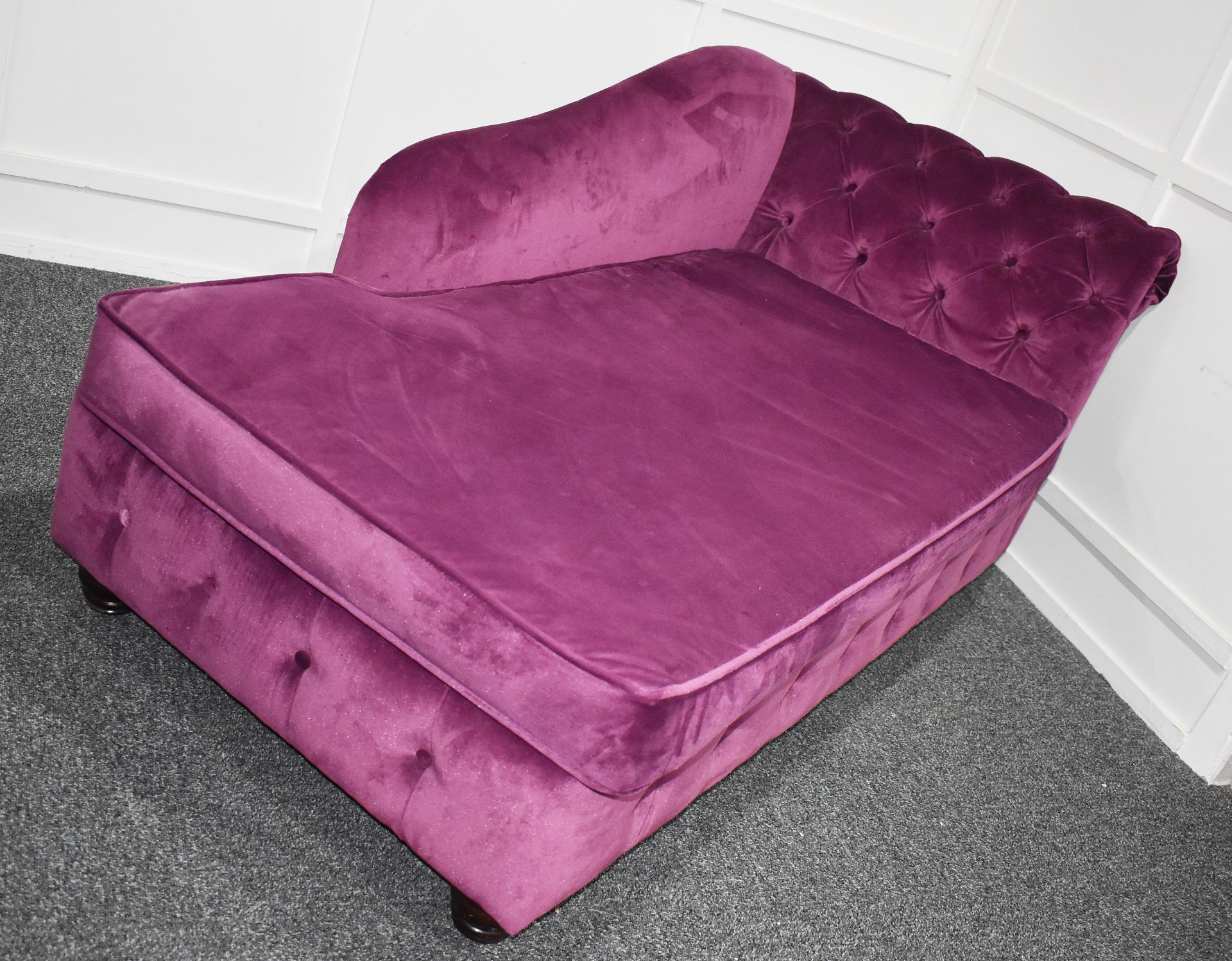 1 x Elegant Chesterfield-style Button-back Chaise Lounge, Richly Upholstered in a Mulberry - Image 4 of 10