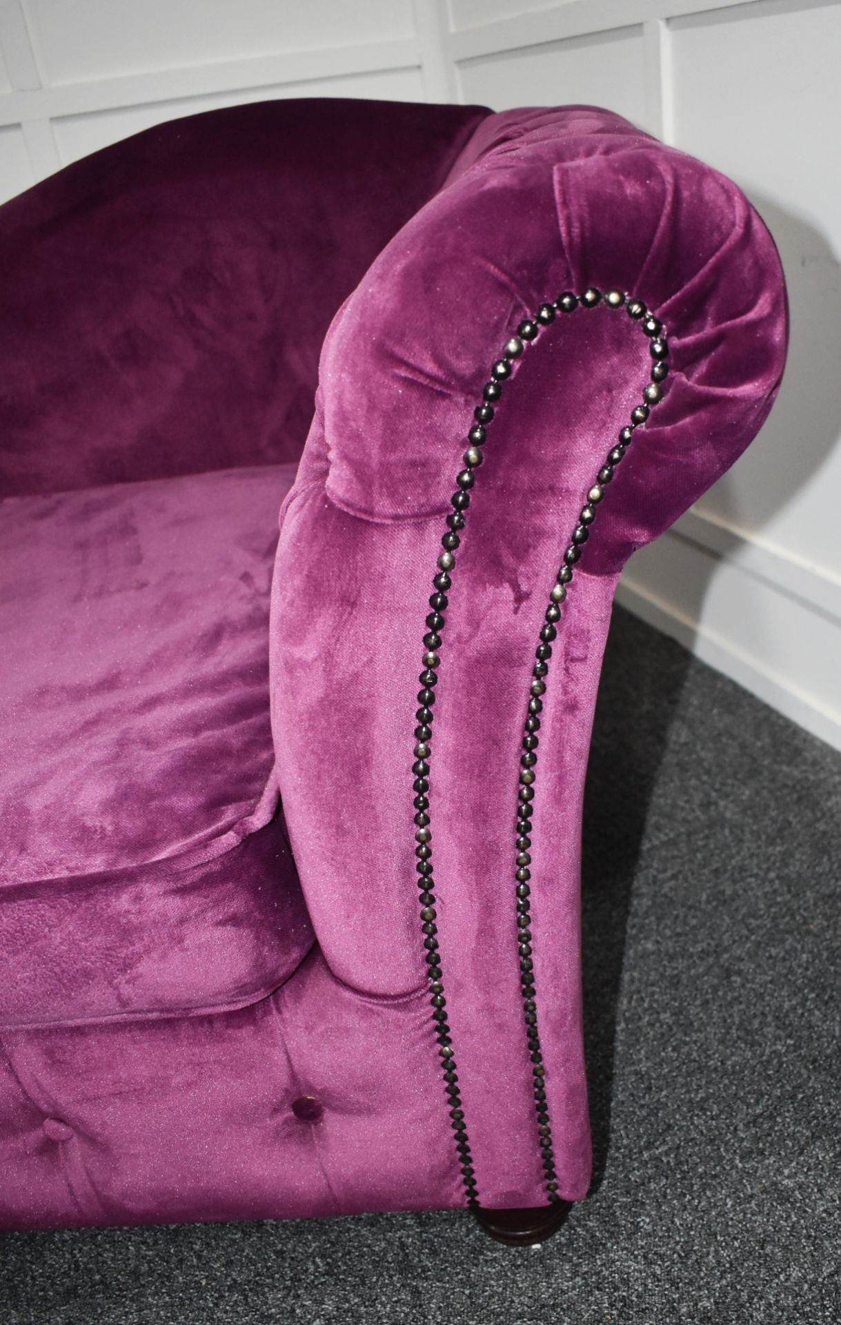1 x Elegant Chesterfield-style Button-back Chaise Lounge, Richly Upholstered in a Mulberry - Image 2 of 10