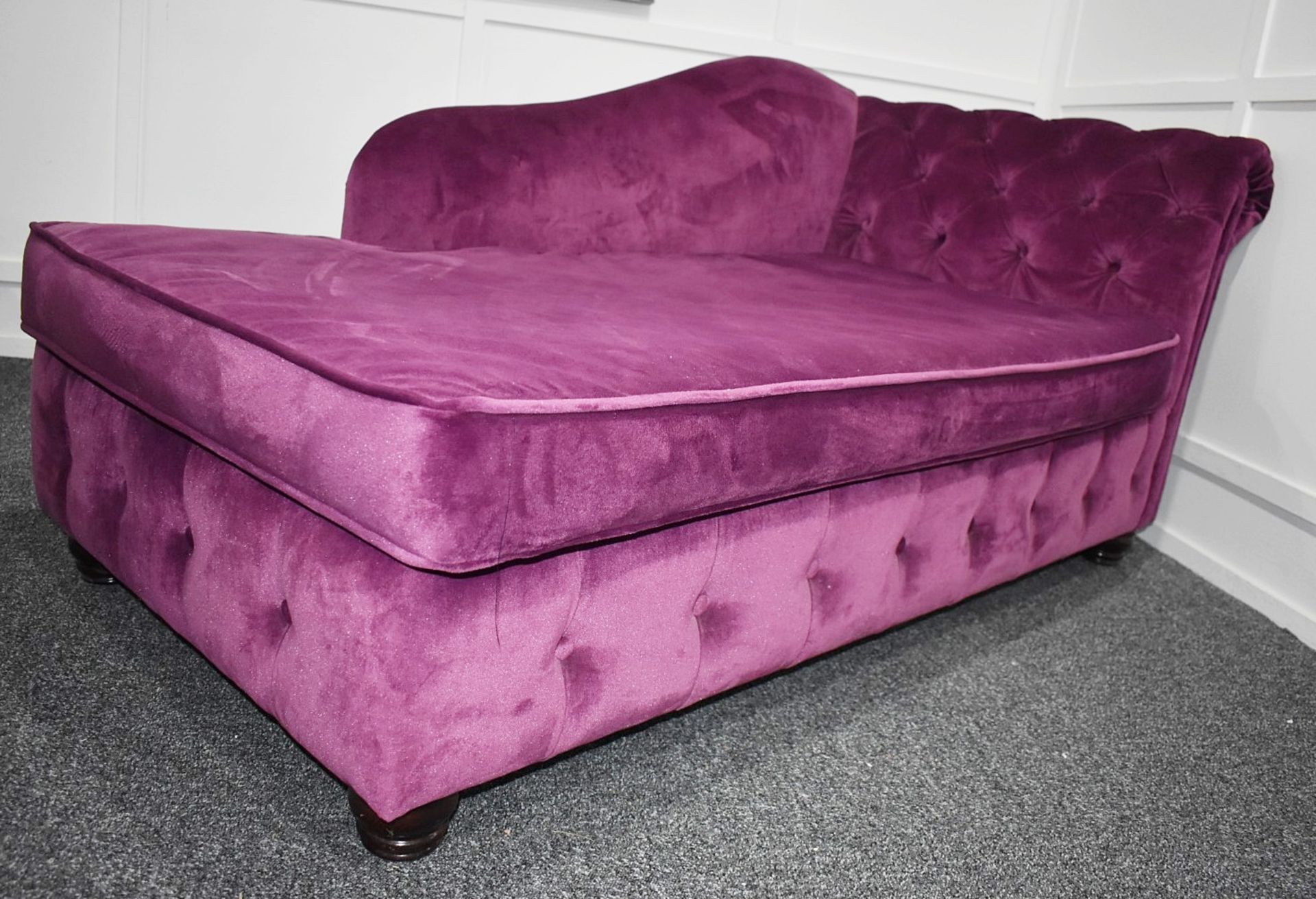 1 x Elegant Chesterfield-style Button-back Chaise Lounge, Richly Upholstered in a Mulberry - Image 3 of 10