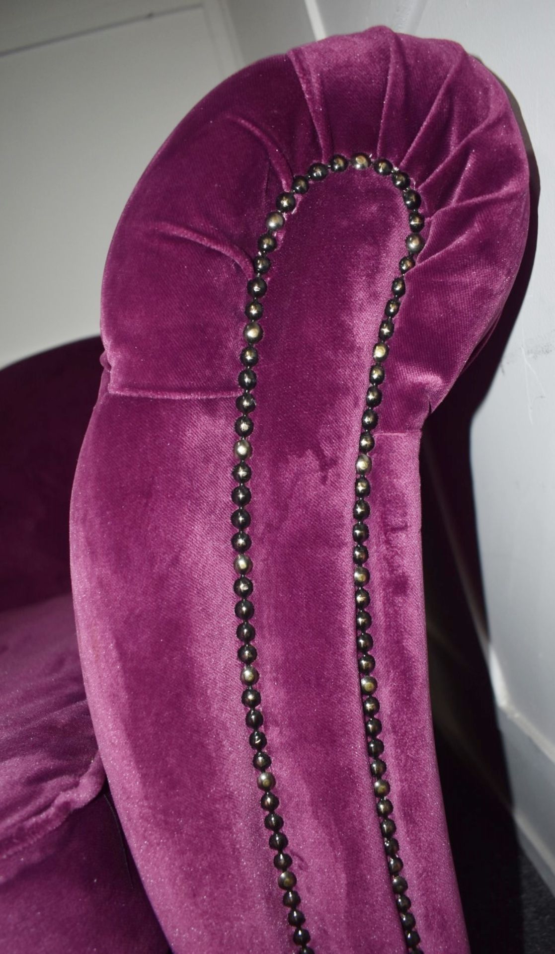 1 x Elegant Chesterfield-style Button-back Chaise Lounge, Richly Upholstered in a Mulberry - Image 10 of 10