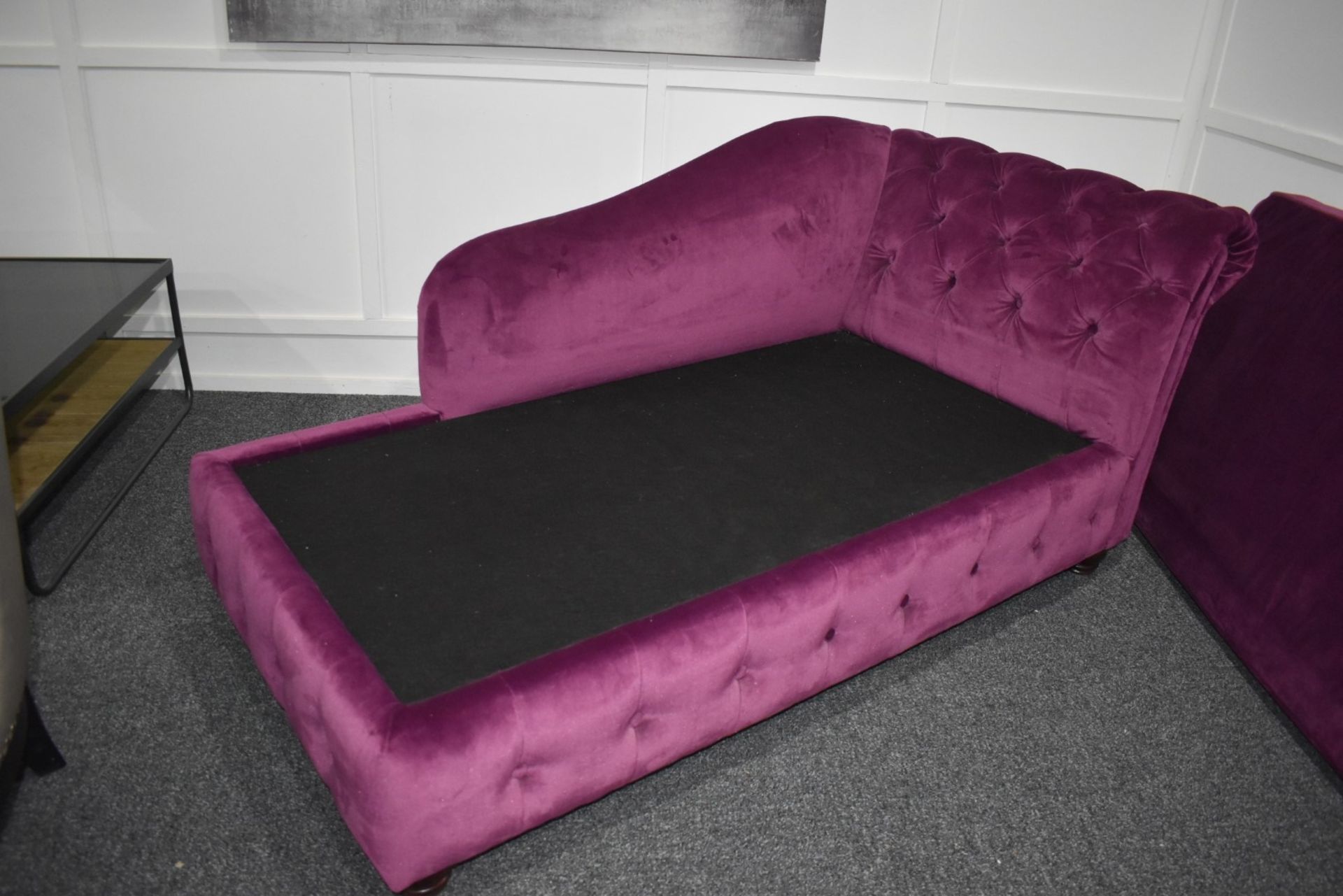 1 x Elegant Chesterfield-style Button-back Chaise Lounge, Richly Upholstered in a Mulberry - Image 8 of 10