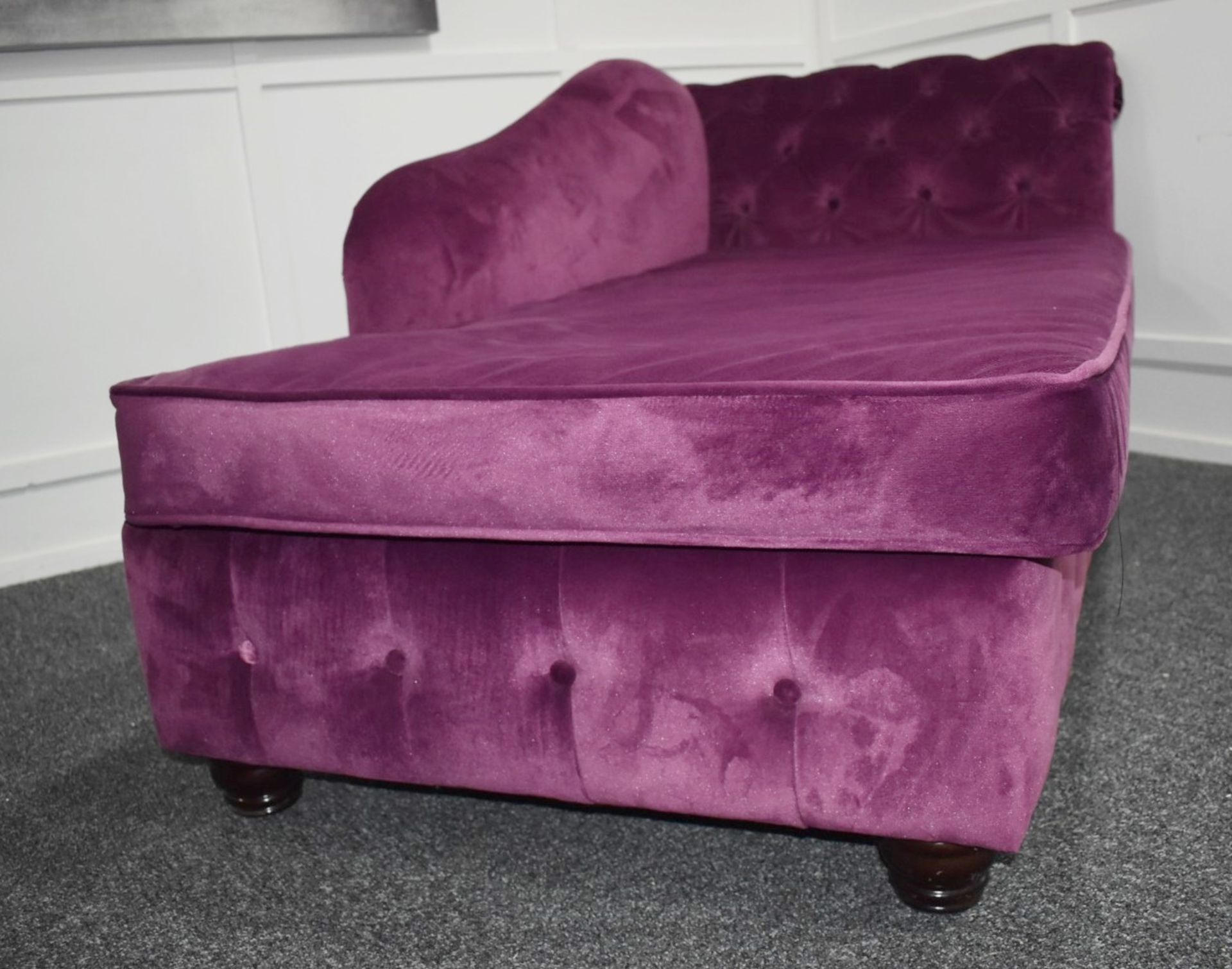 1 x Elegant Chesterfield-style Button-back Chaise Lounge, Richly Upholstered in a Mulberry - Image 7 of 10