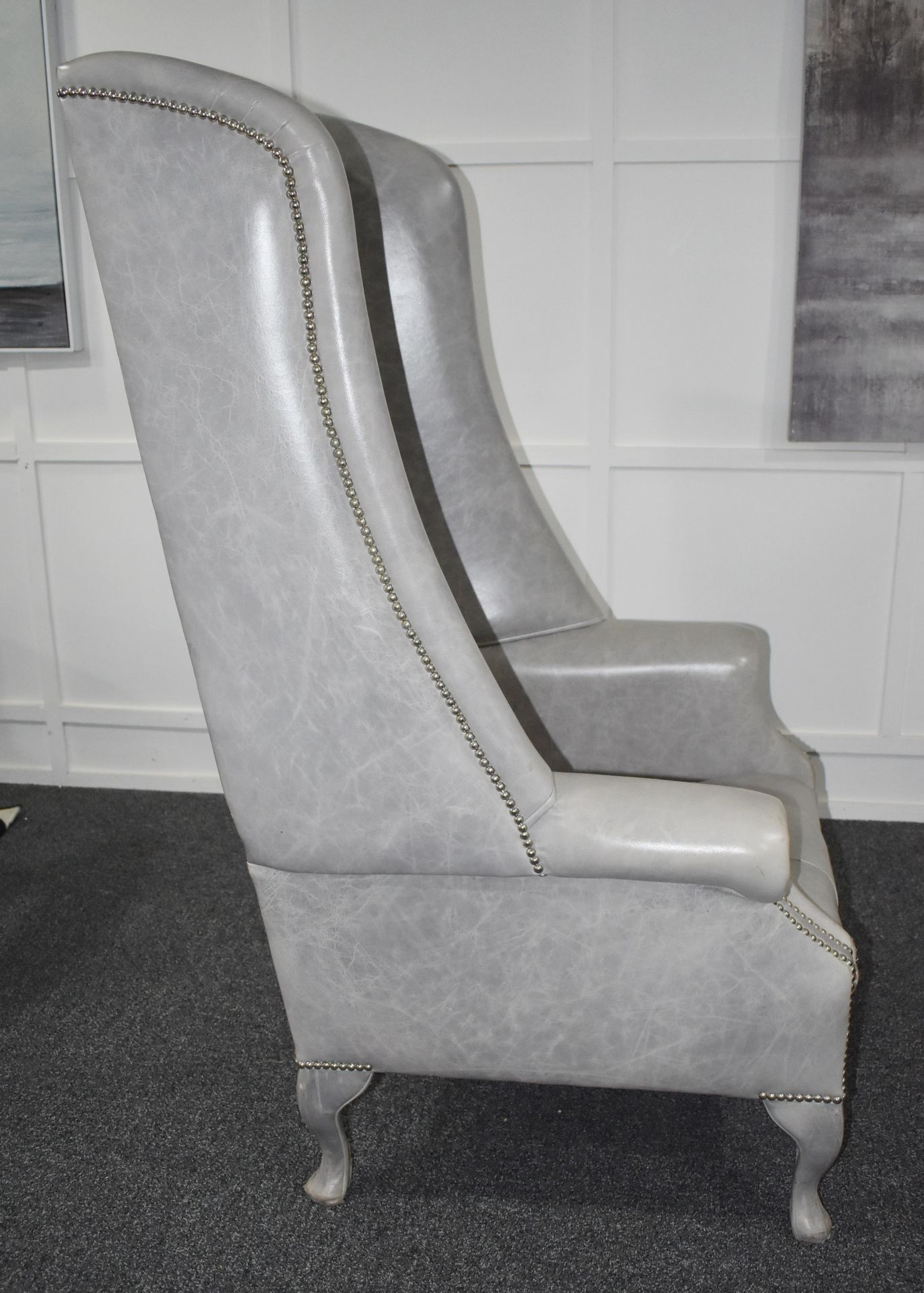 1 x Buttoned Leather Upholsteterd High-back Armchair in Light Grey - Luxury Furniture Showroom - Image 3 of 7