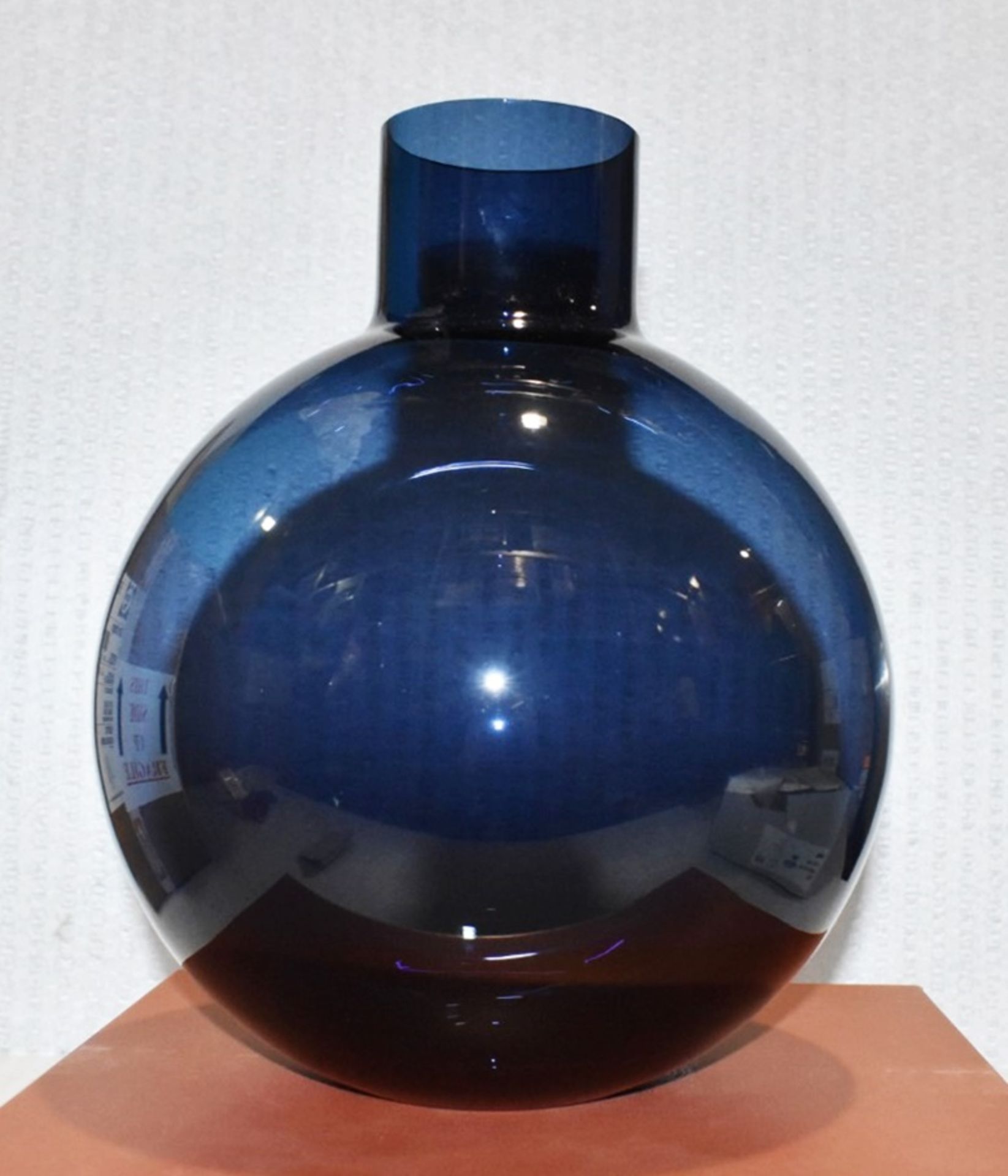1 x POLTRONA FRAU 'Pallo Pot' High Quality Blown Glass Vase in Midnight Blue - RRP £1,080 *Signed* - Image 6 of 7