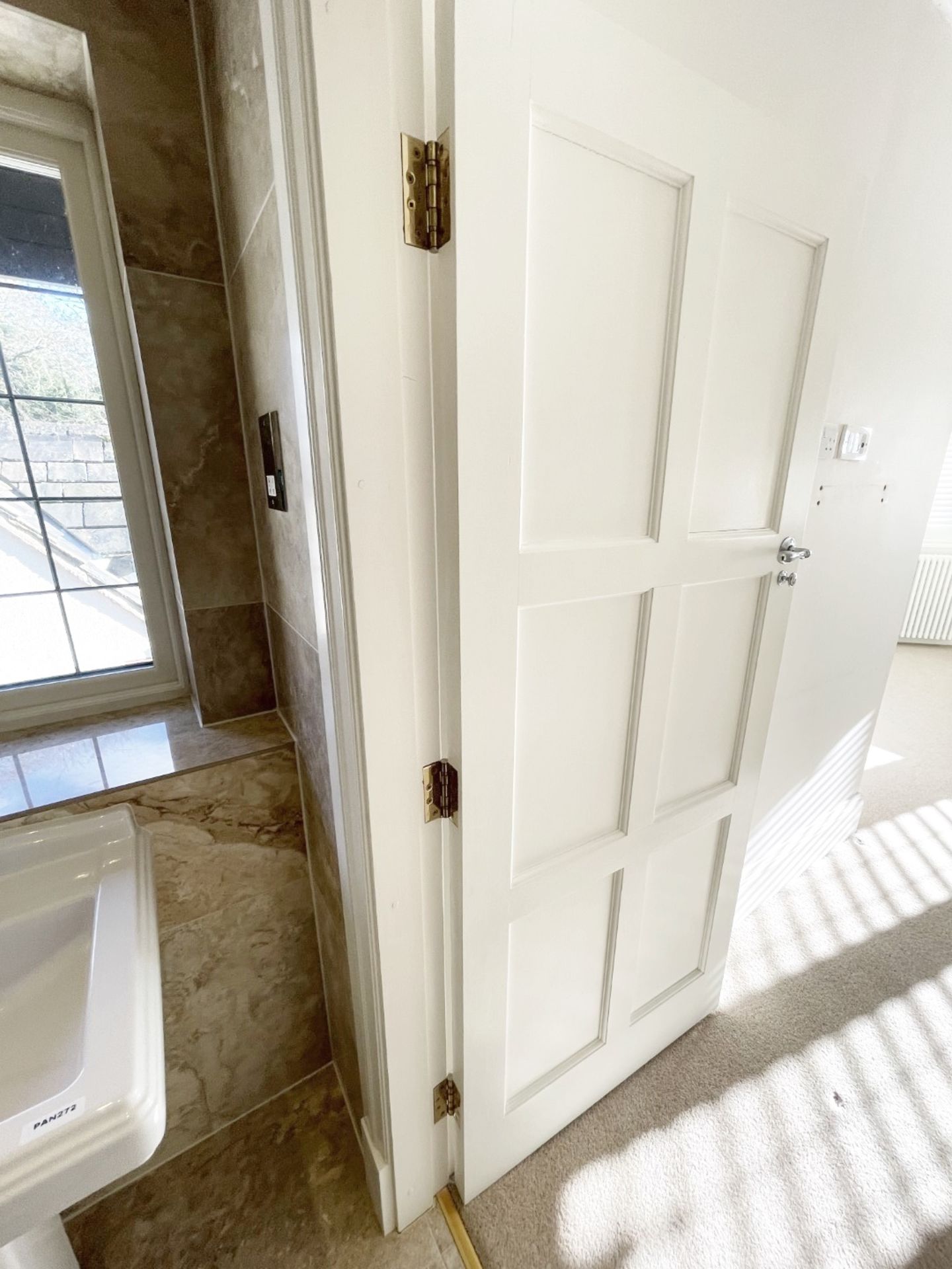 1 x Solid Wood Lockable Painted Internal Bathroom Door in White - Includes Handles and Hinges - Ref: - Image 17 of 17