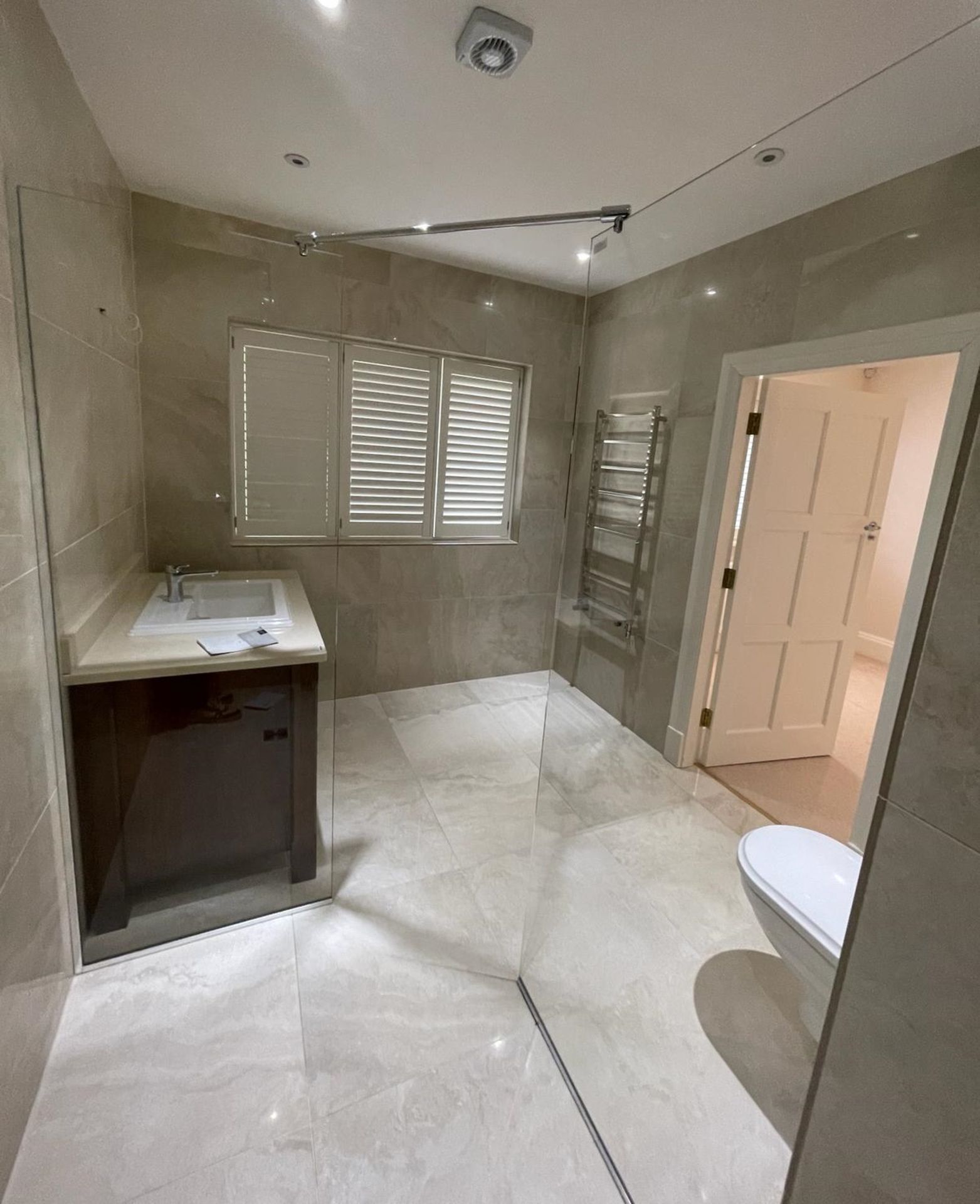 1 x Premium Shower and Enclosure + hansgrohe Controls and Thermostat - Ref: PAN251 / Bed2bth - CL896 - Image 5 of 15