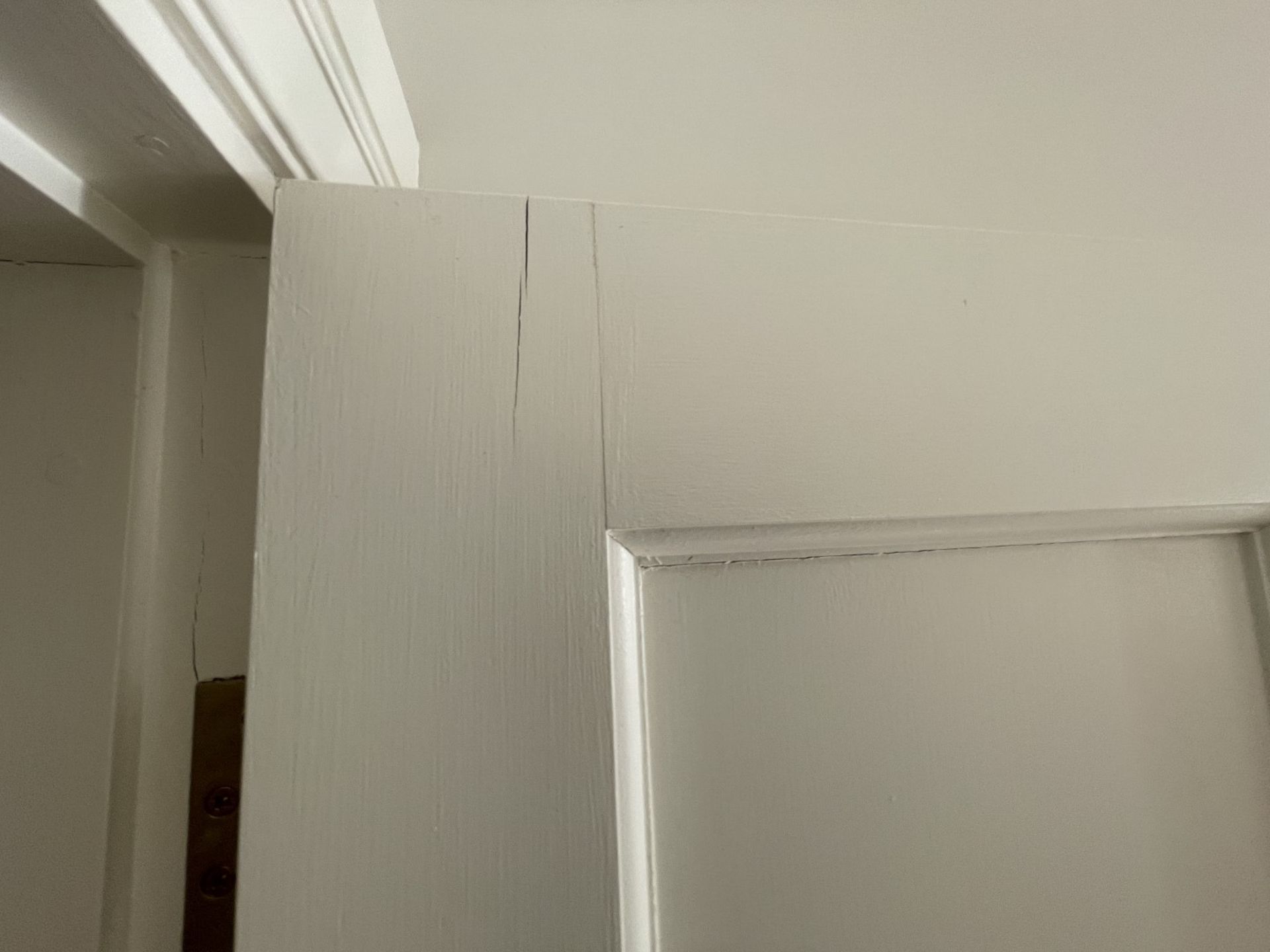 1 x Solid Wood Lockable Painted Internal Bathroom Door in White - Includes Handles and Hinges - Ref: - Image 13 of 17
