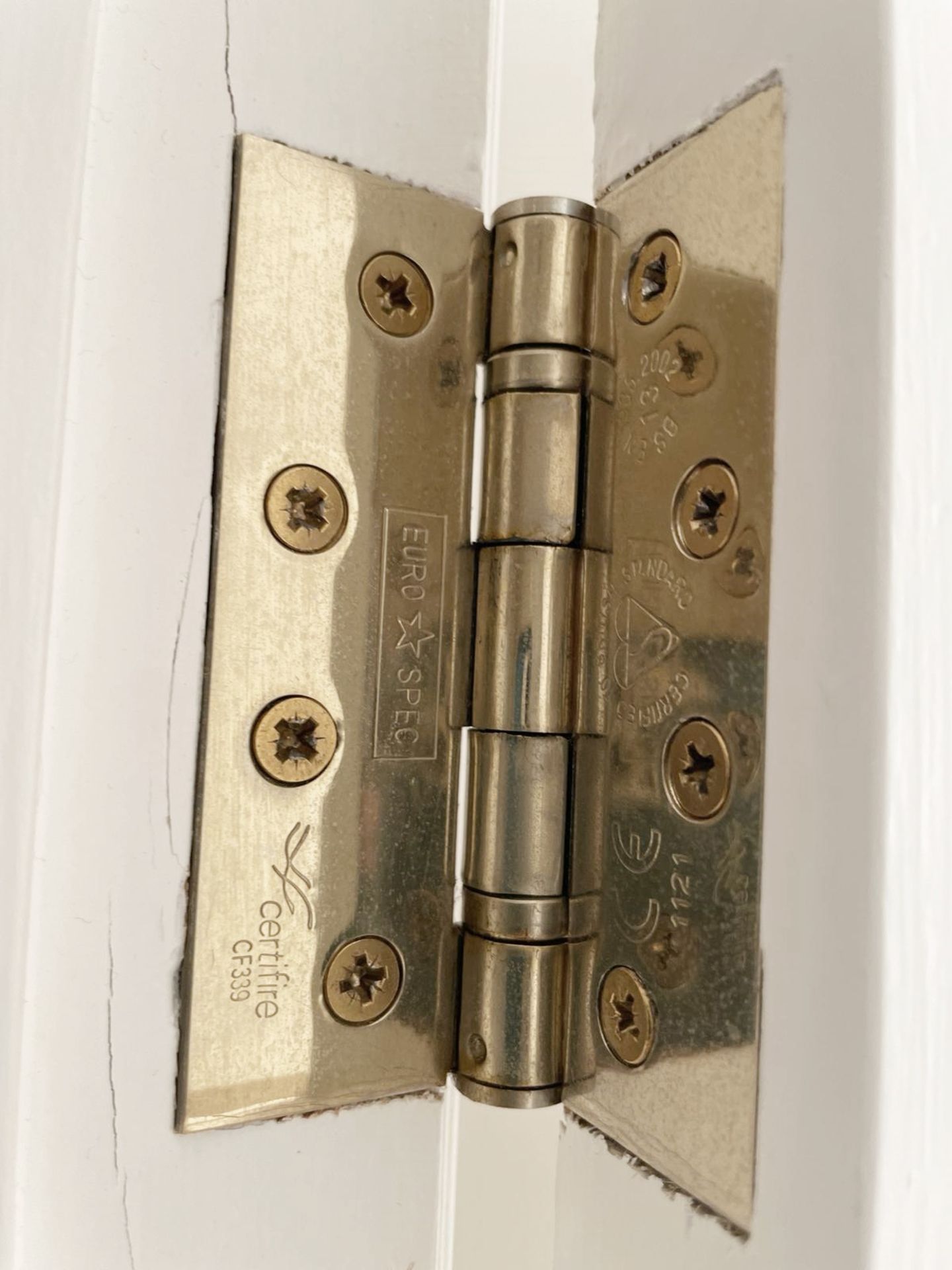 1 x Solid Wood Lockable Painted Internal Bathroom Door in White - Includes Handles and Hinges - Ref: - Image 5 of 17