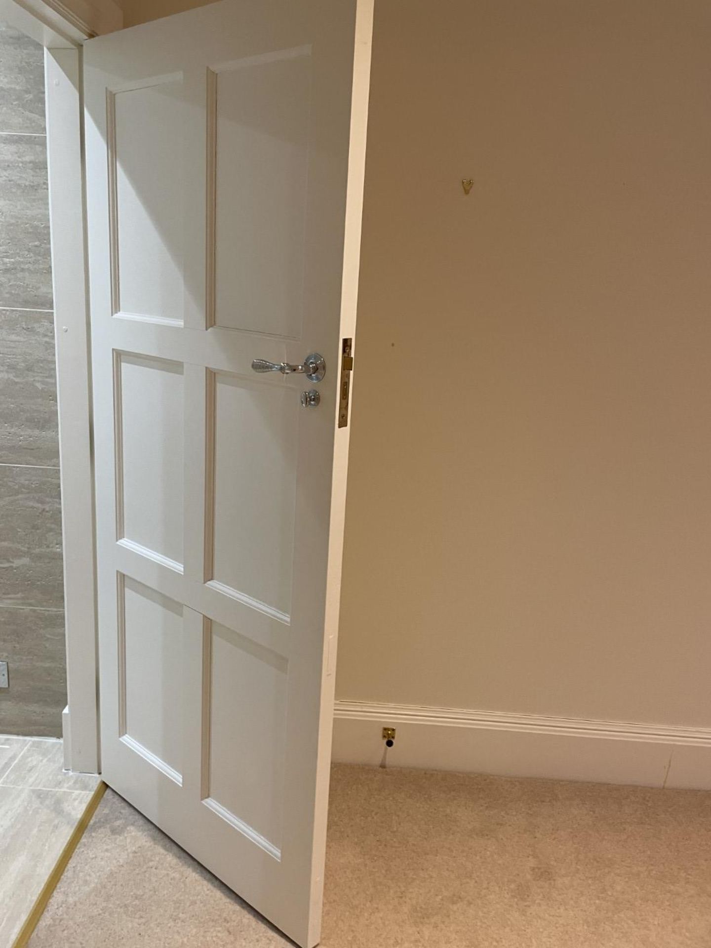 1 x Solid Wood Painted Lockable Internal Door in White - Includes Handles and Hinges - Image 5 of 12