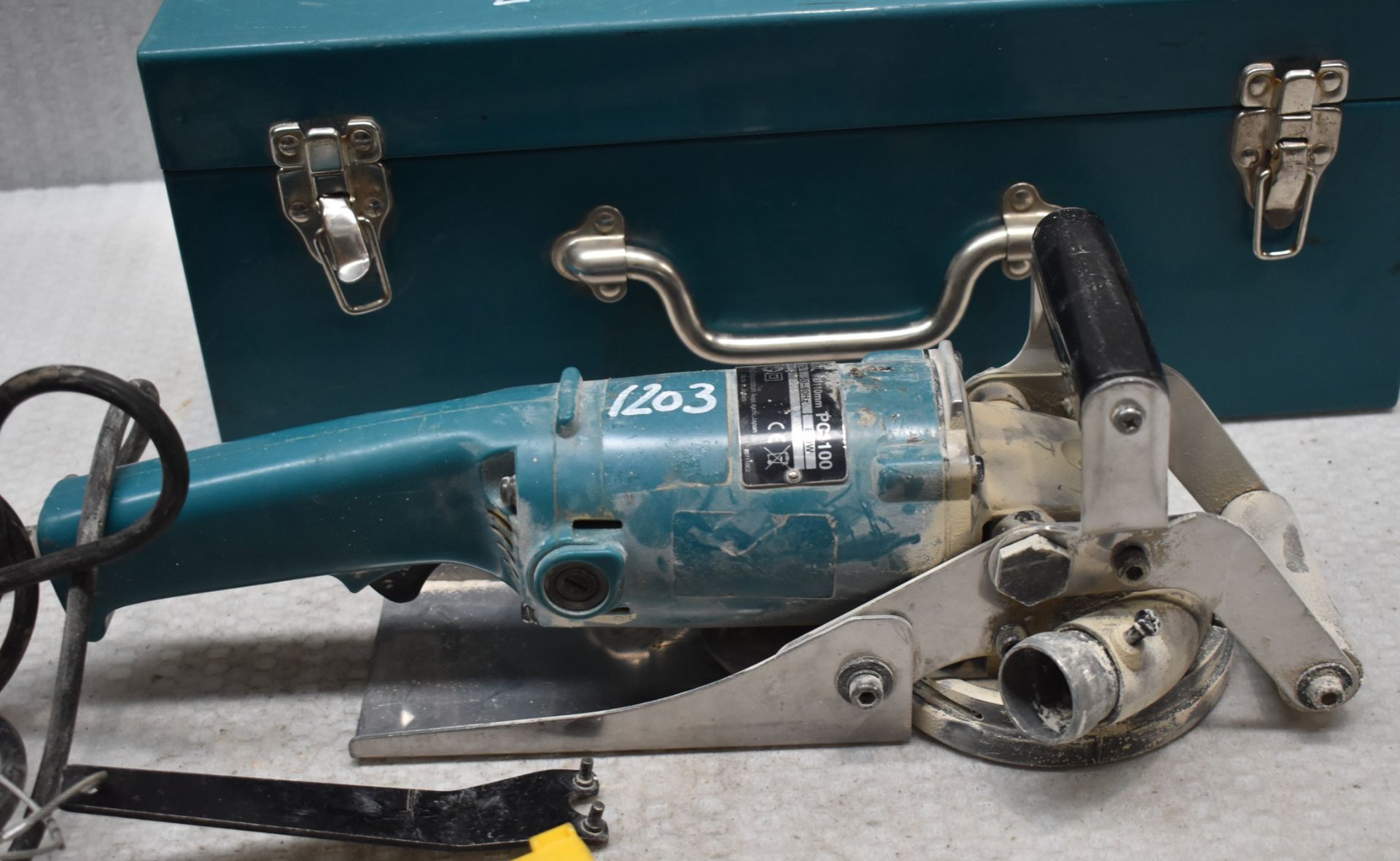 1 x MAKITA PC1100 110V Concrete Planer In Carry Box - Ref: K281 - CL905 - Location: Altrincham WA14< - Image 3 of 10