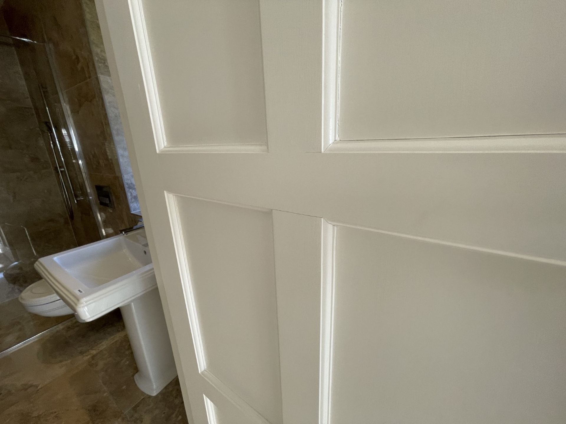 1 x Solid Wood Lockable Painted Internal Bathroom Door in White - Includes Handles and Hinges - Ref: - Image 4 of 17