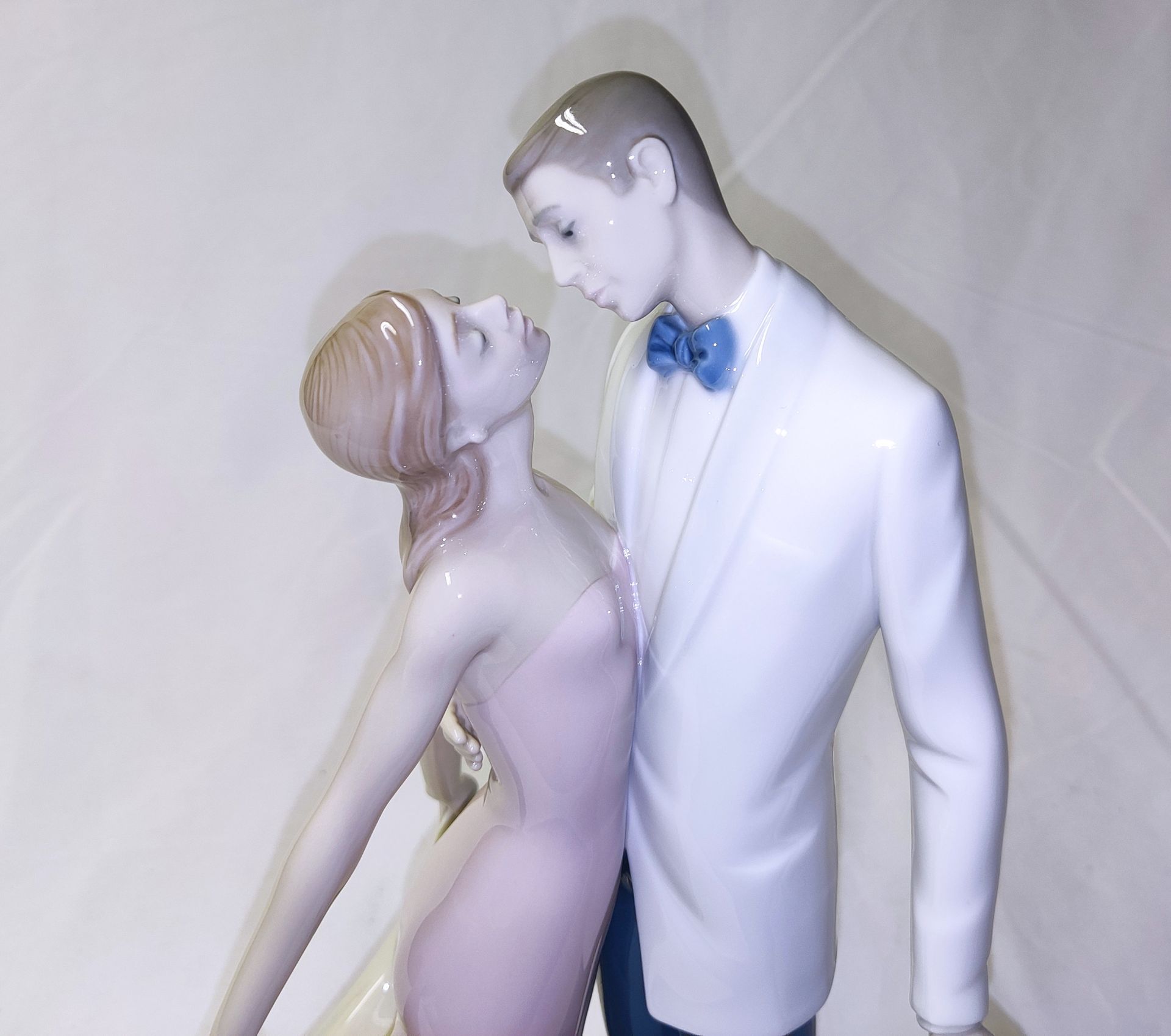 1 x LLADRO Happy Anniversary Porcelain Statue - New/Boxed - RRP £520.00 - Ref: /HOC232/HC5 - CL987 - - Image 10 of 25