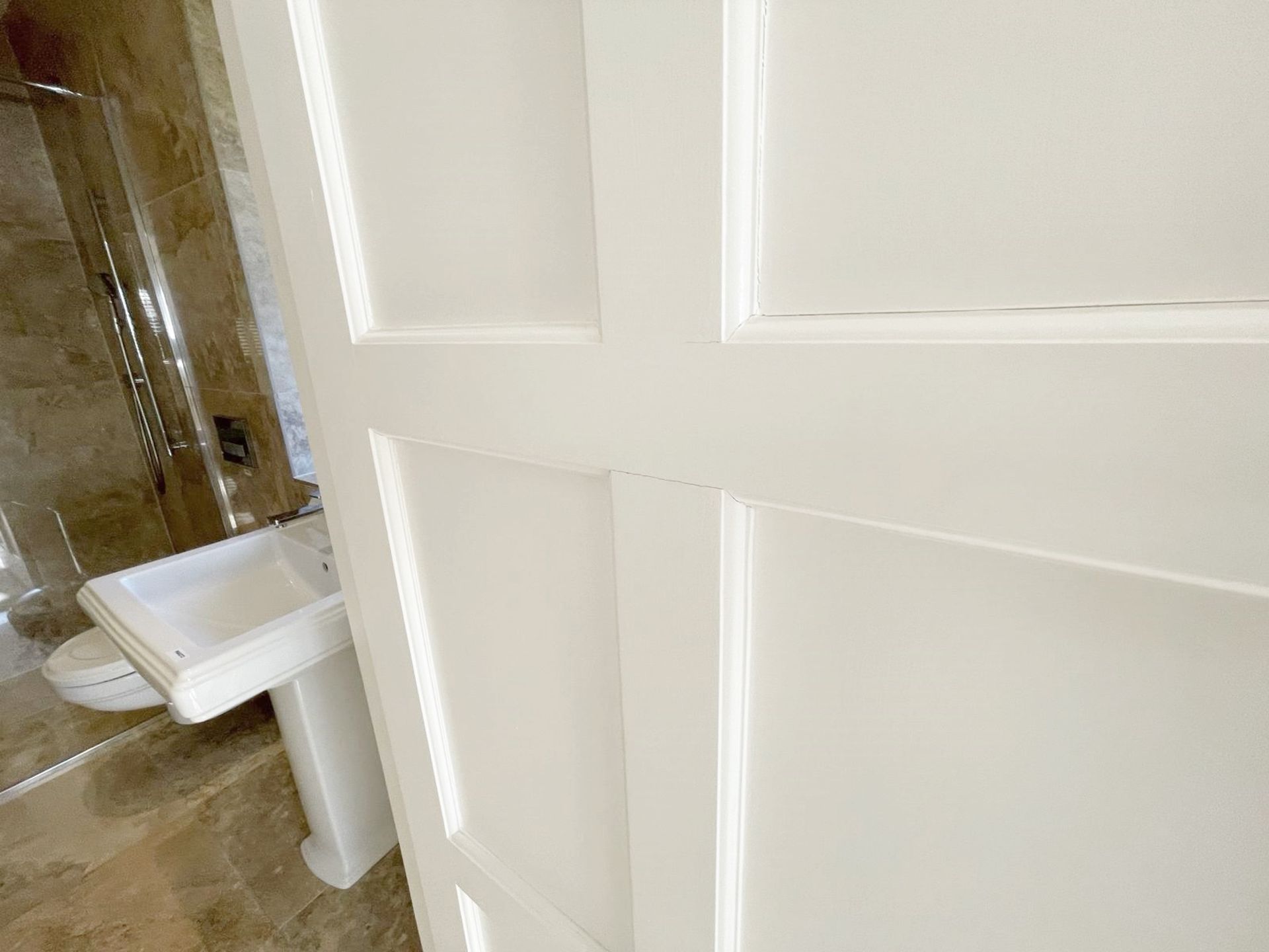 1 x Solid Wood Lockable Painted Internal Bathroom Door in White - Includes Handles and Hinges - Ref: - Image 9 of 17
