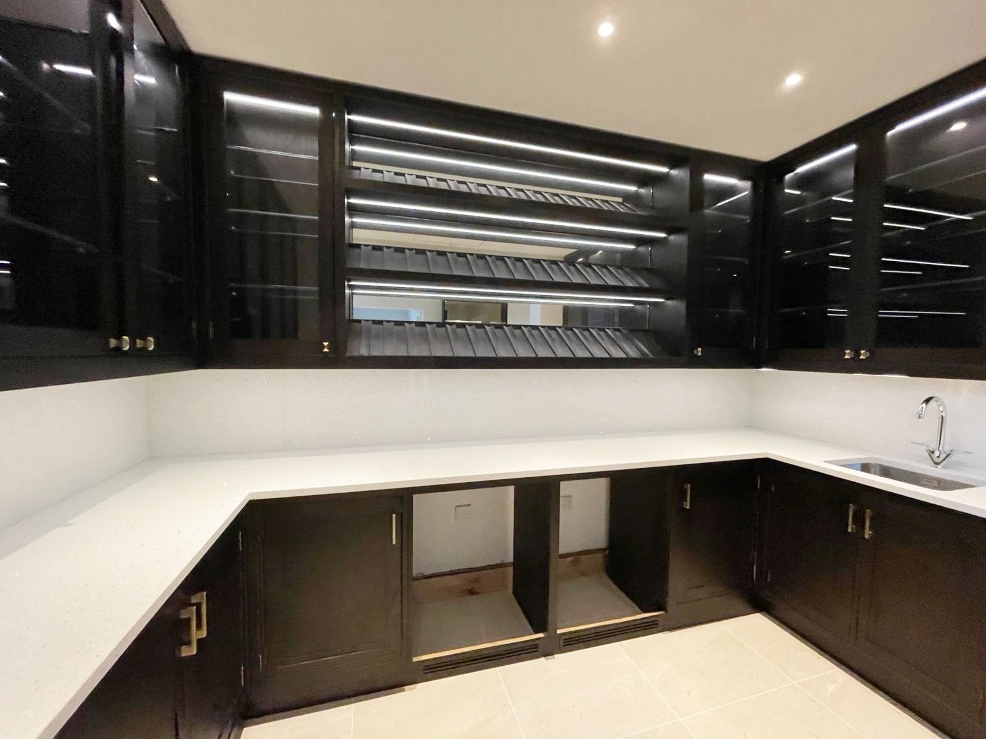 1 x Large Bespoke Fitted Luxury Home Bar with White Terrazzo Quartz Counter Worktops - Bild 2 aus 38