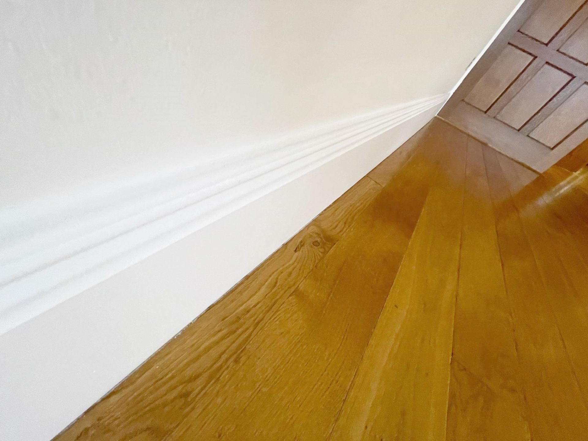 Approximately 17-metres of Timber Painted Skirting Boards in White, Height 23cm - Ref: PAN177 - Image 5 of 8