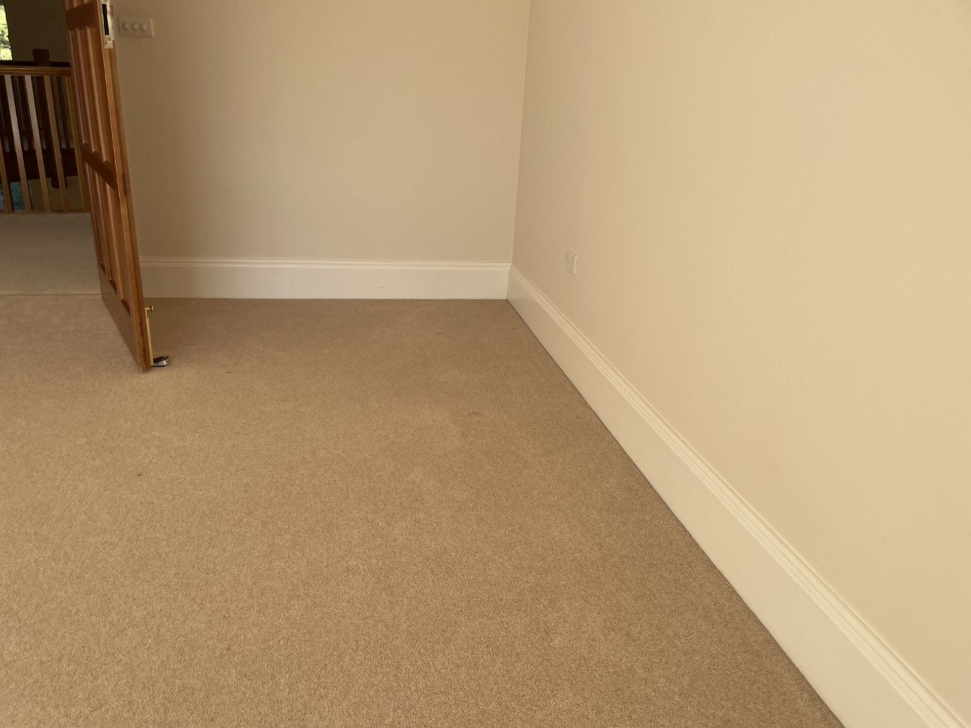 1 x Approximately 22-Metres of Painted Timber Wooden Skirting Boards, In White - Ref: PAN224 - CL896 - Image 4 of 10