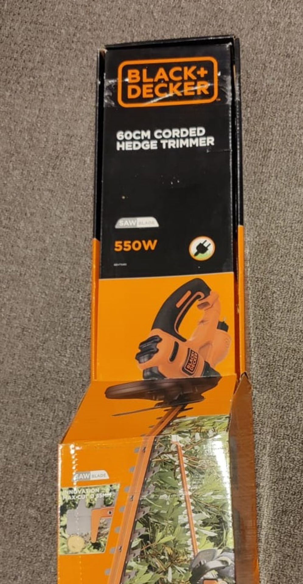 1 x Black & Decker 60cm Corded Hedge Trimmer - 550W - New and Boxed - Image 2 of 4