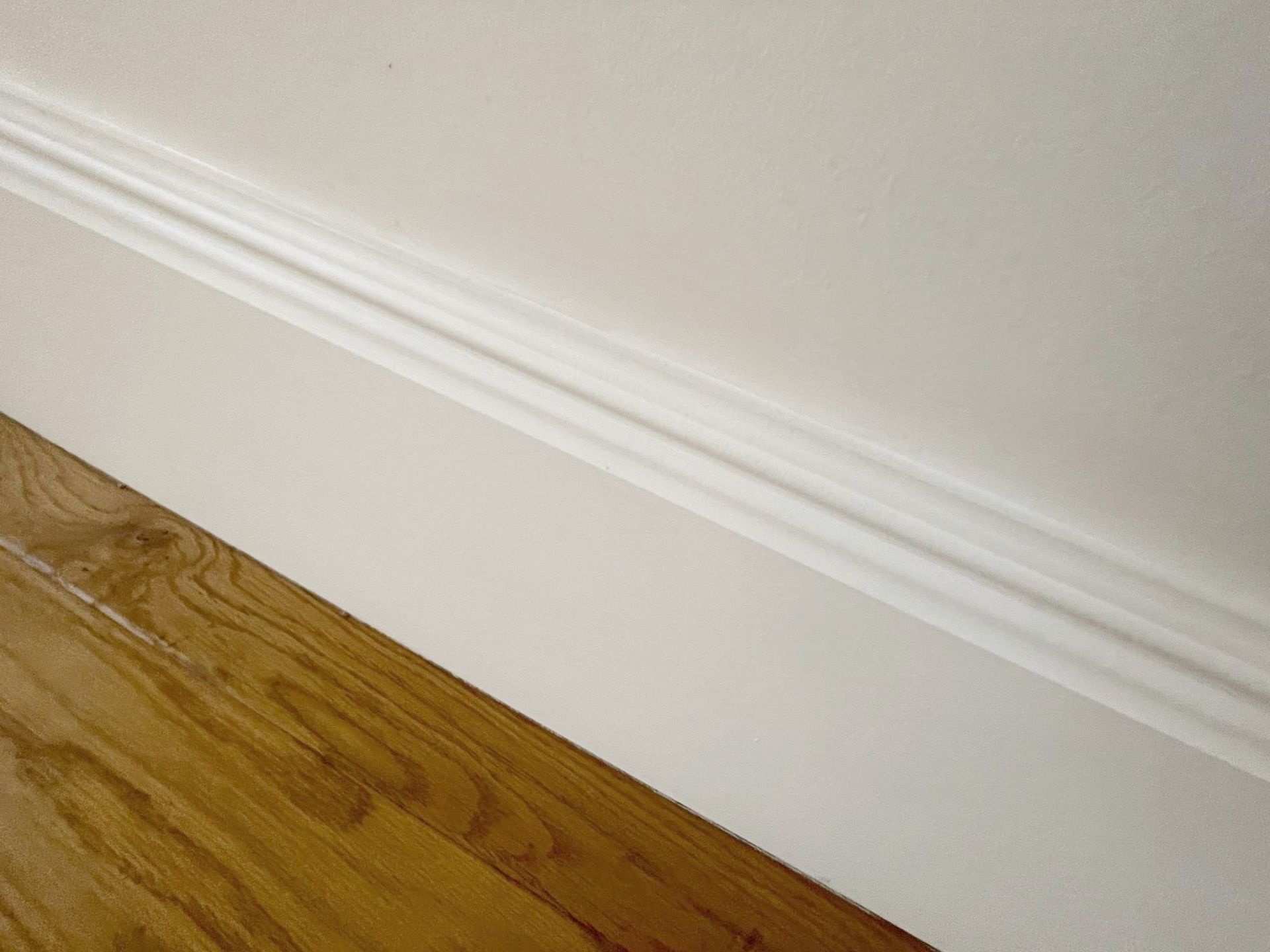 Approximately 17-metres of Timber Painted Skirting Boards in White, Height 23cm - Ref: PAN177 - Image 8 of 8